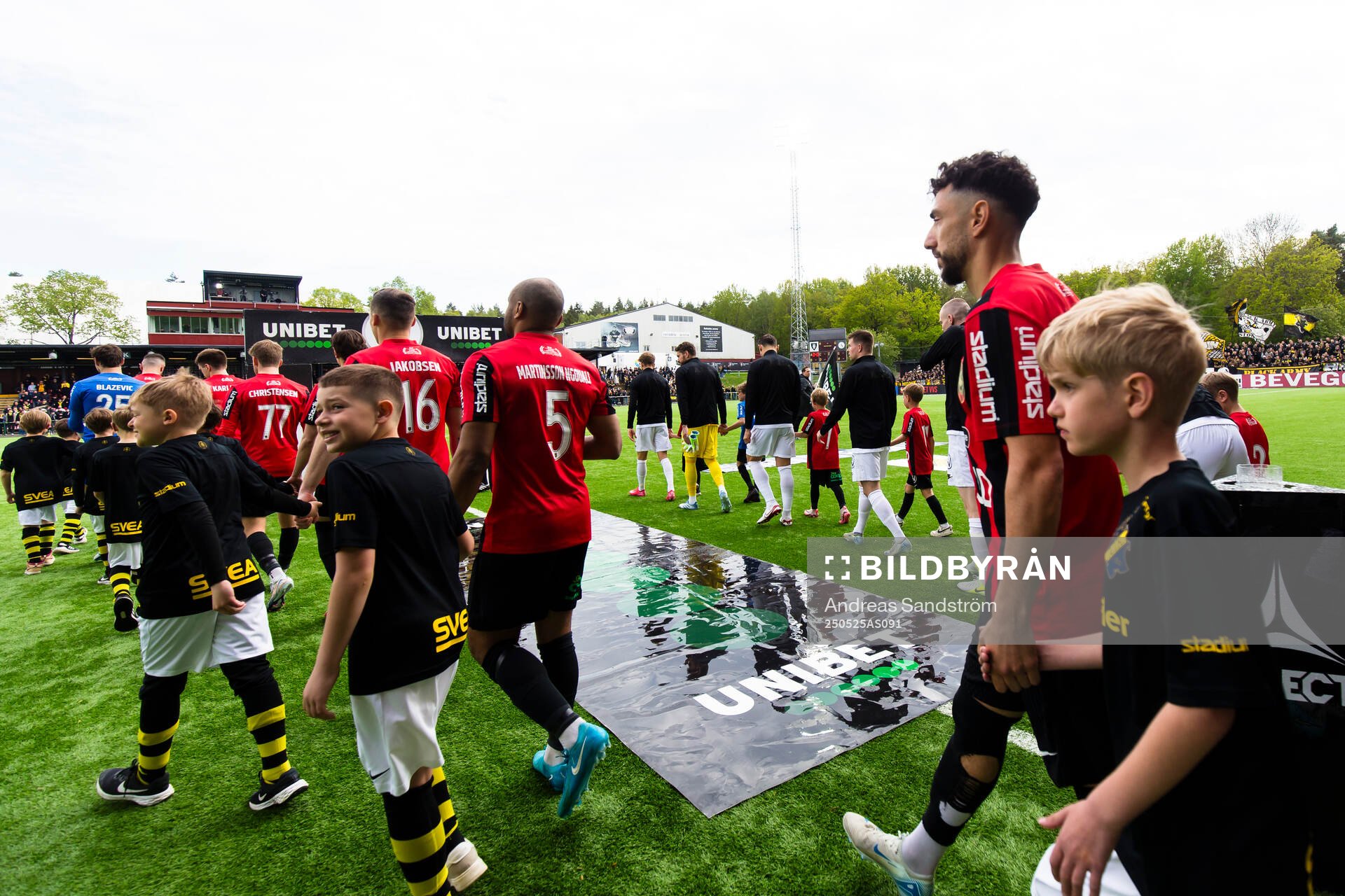 Spelarna gör entré inför fotbollsmatchen i Allsvenskan mellan Brommapojkarna och AIK den 25 maj 2025 i Stockholm. 
