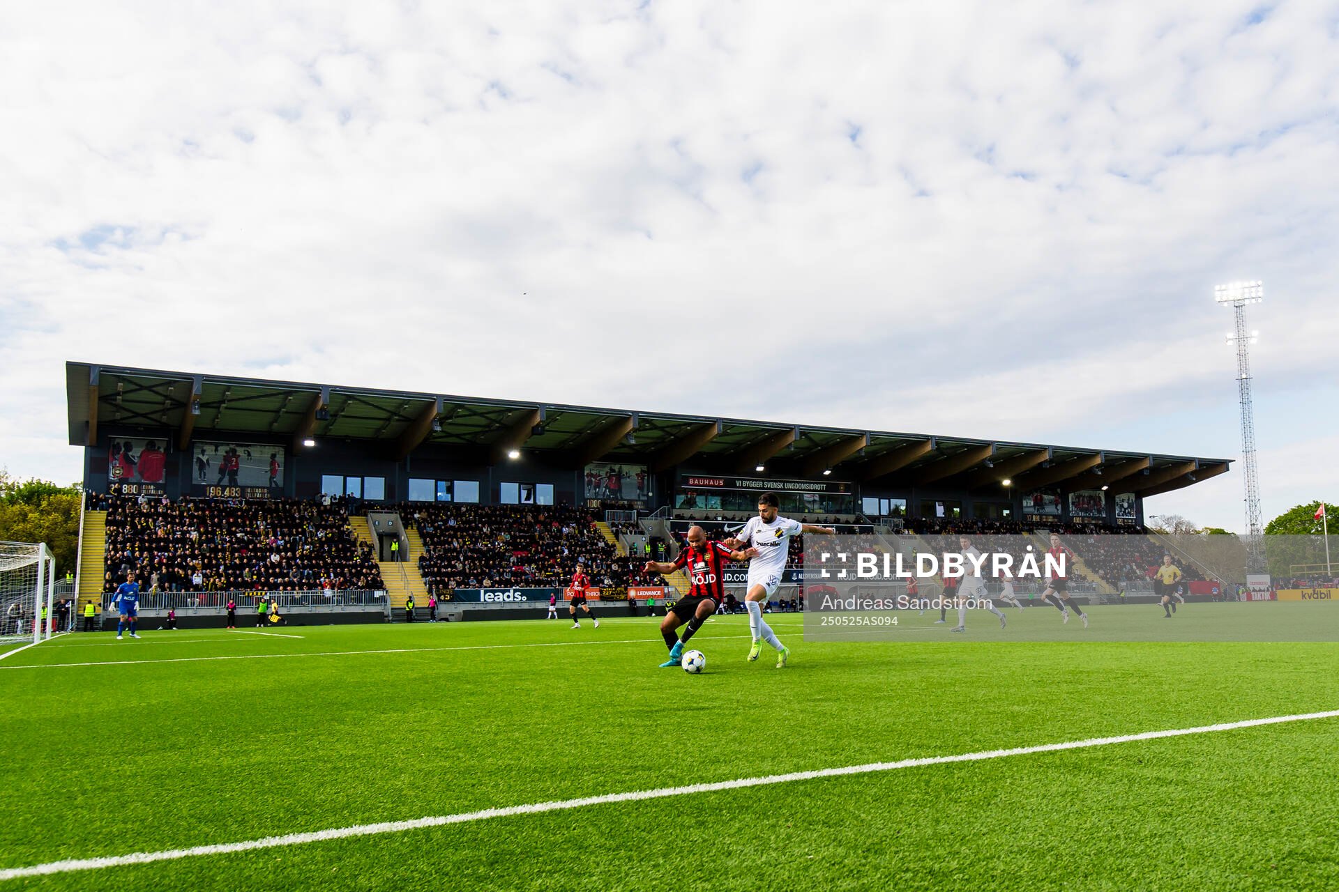 AIKs Sotirios Papagiannopoulos i kamp med Brommapojkarnas Serge-Junior Martinsson Ngouali under fotbollsmatchen i Allsvenskan mellan Brommapojkarna och AIK den 25 maj 2025 i Stockholm.
