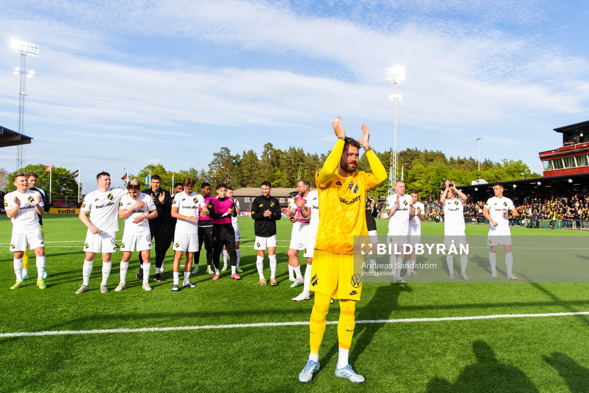 AIKs spelare med målvakt Kristoffer Nordfeldt tackar