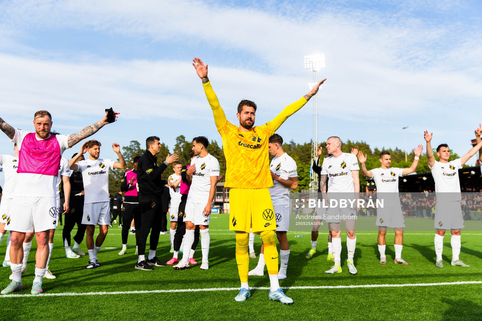AIKs spelare med målvakt Kristoffer Nordfeldt tackar publiken efter fotbollsmatchen i Allsvenskan mellan Brommapojkarna och AIK den 25 maj 2025 i Stockholm.