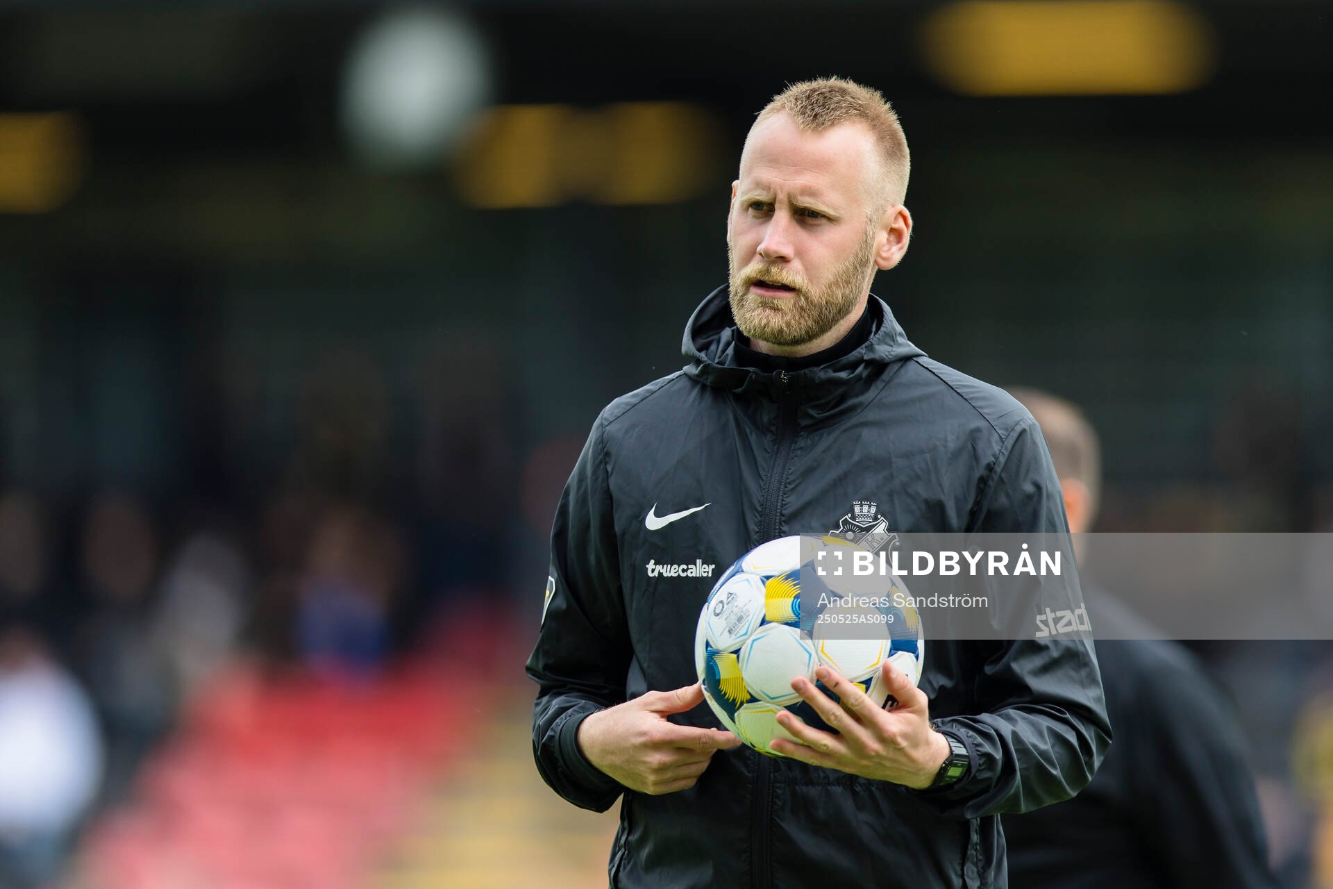 AIKs assisterande tränare Nils Heingård inför fotbollsmatchen i Allsvenskan mellan Brommapojkarna och AIK den 25 maj 2025 i Stockholm.