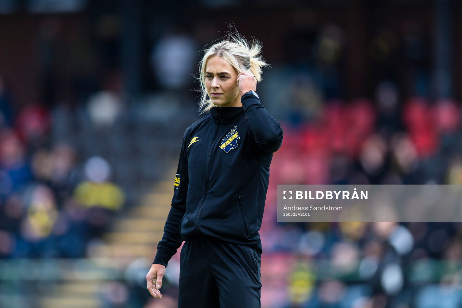 AIKs fystränare Elisabet Vang inför fotbollsmatchen i Allsvenskan mellan Brommapojkarna och AIK den 25 maj 2025 i Stockholm. 
