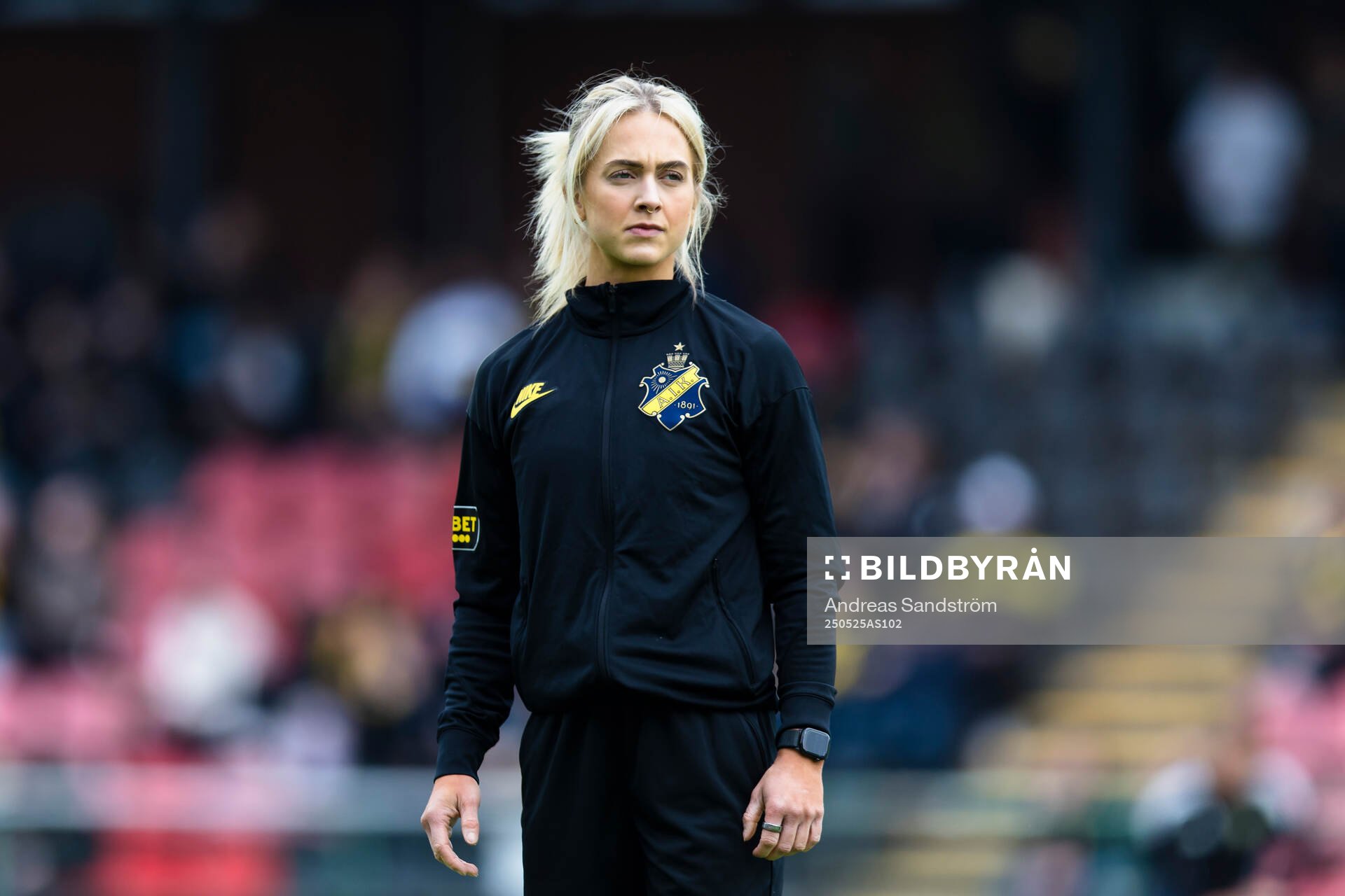 AIKs fystränare Elisabet Vang inför fotbollsmatchen i Allsvenskan mellan Brommapojkarna och AIK den 25 maj 2025 i Stockholm. 