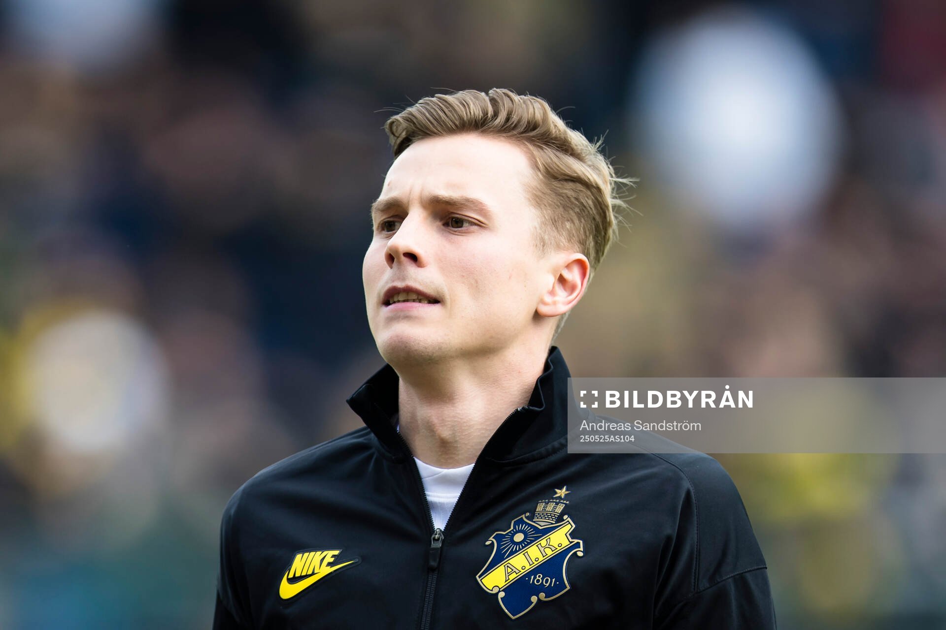 AIKs Johan Hove inför fotbollsmatchen i Allsvenskan mellan Brommapojkarna och AIK den 25 maj 2025 i Stockholm. 
