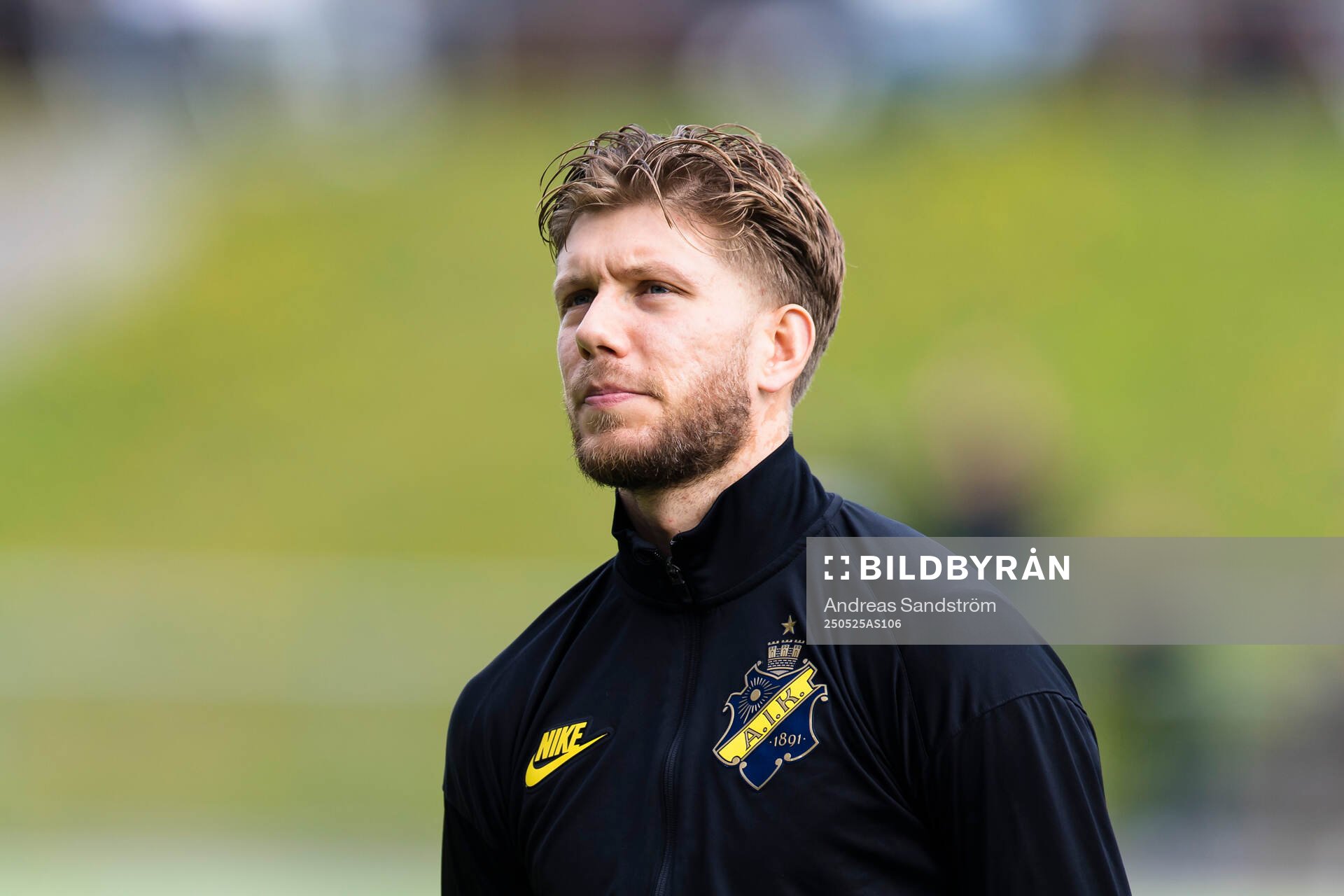 AIKs Anton Salétros inför fotbollsmatchen i Allsvenskan mellan Brommapojkarna och AIK den 25 maj 2025 i Stockholm. 