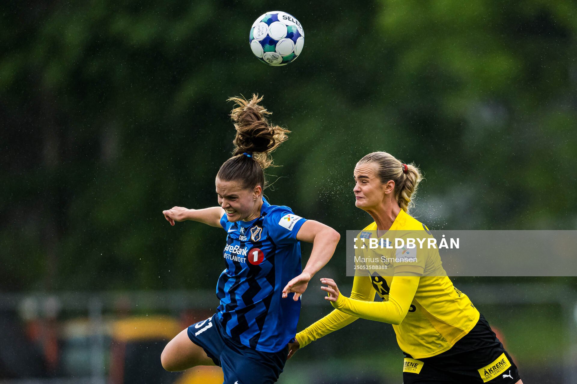 Iris Omarsdottir of Stabæk and Emma Braut Brunes of LSK Kvinner during the Toppserien football match between Stabæk and LSK Kvinner on May 25, 2025 in Bekkestua.