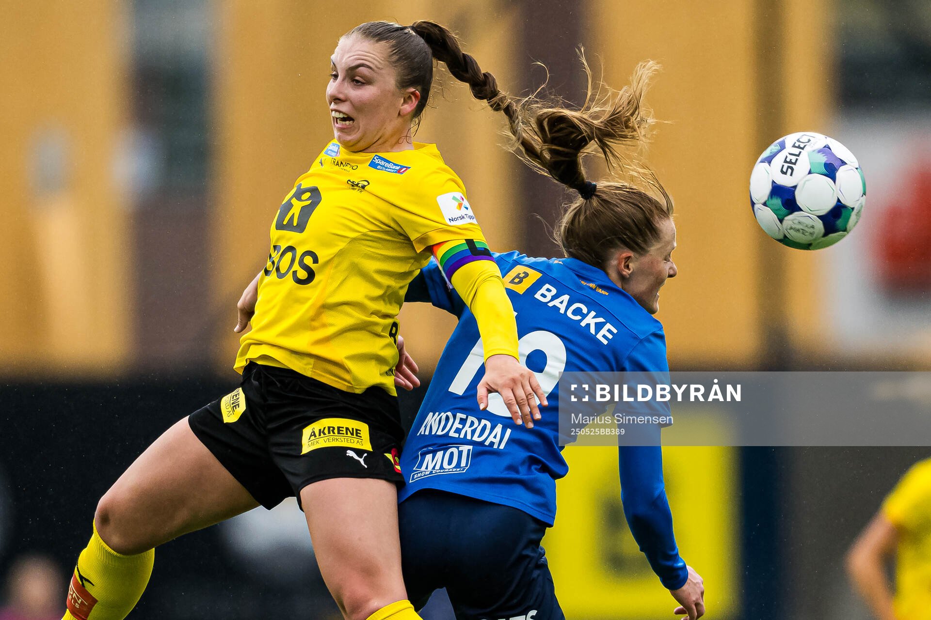 Marte Bjelde Hjelmhaug of LSK Kvinner and Andrea Anderdal of Stabæk during the Toppserien football match between Stabæk and LSK Kvinner on May 25, 2025 in Bekkestua.