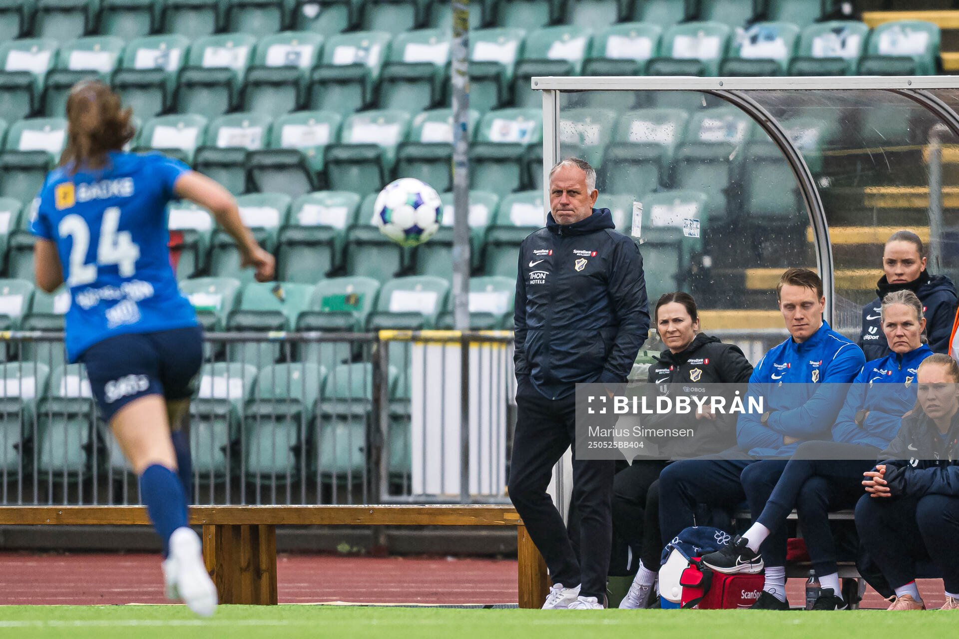 Jan Jönsson, head coach of Stabæk, during the Toppserien football match between Stabæk and LSK Kvinner on May 25, 2025 in Bekkestua.