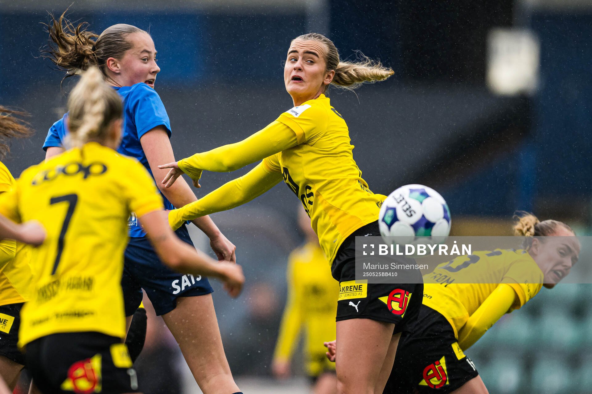 Mille Helland Flø of Stabæk and Emma Braut Brunes of LSK Kvinner during the Toppserien football match between Stabæk and LSK Kvinner on May 25, 2025 in Bekkestua.