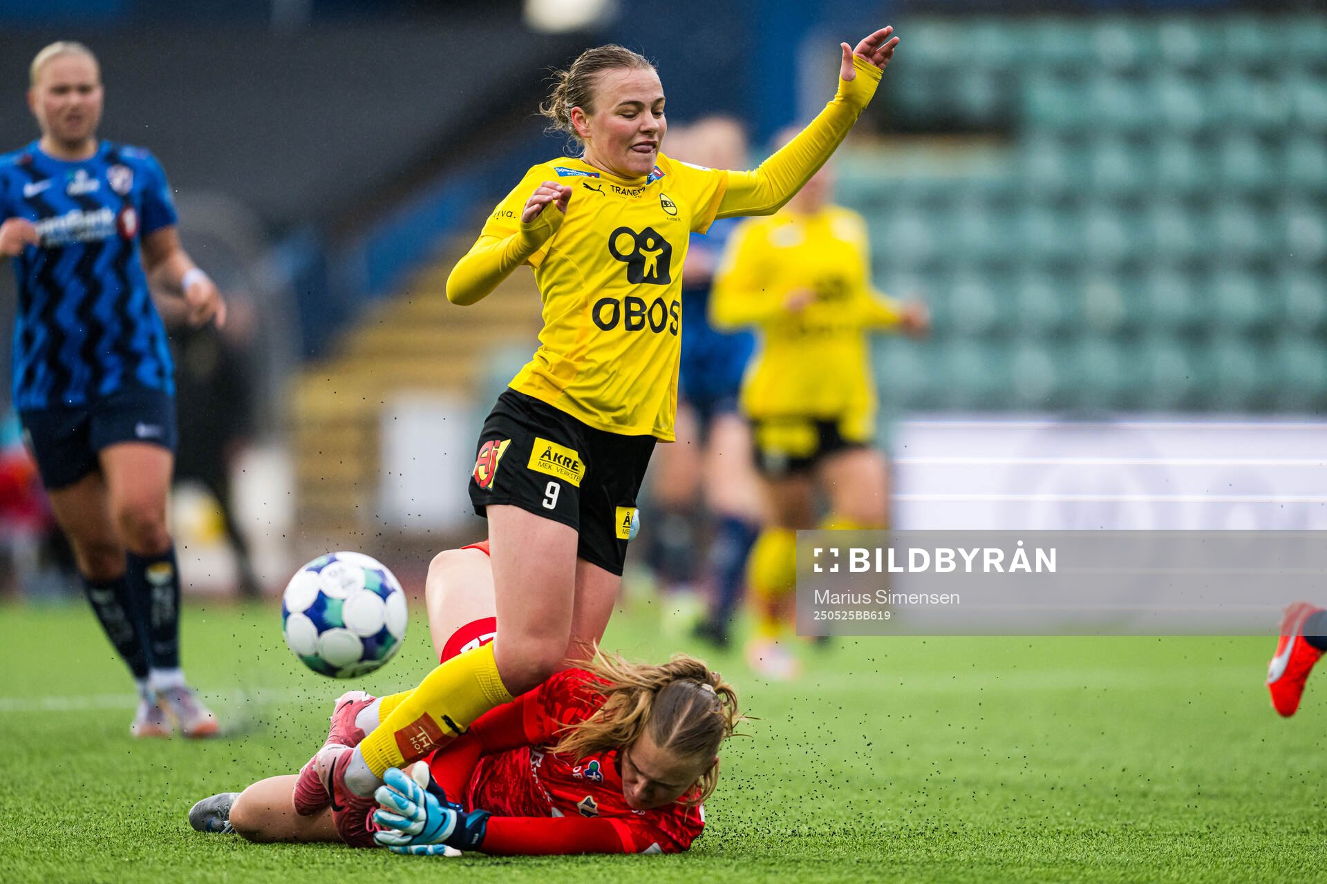 Mari Rosendal Nyhagen of LSK Kvinner and Sunniva Skoglund