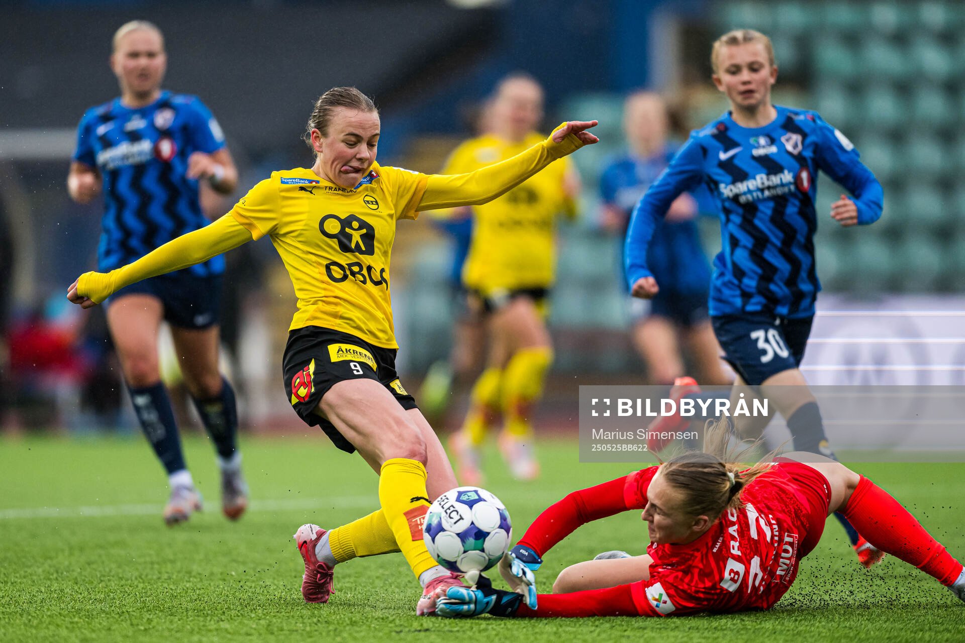Mari Rosendal Nyhagen of LSK Kvinner and Sunniva Skoglund of Stabæk during the Toppserien football match between Stabæk and LSK Kvinner on May 25, 2025 in Bekkestua.