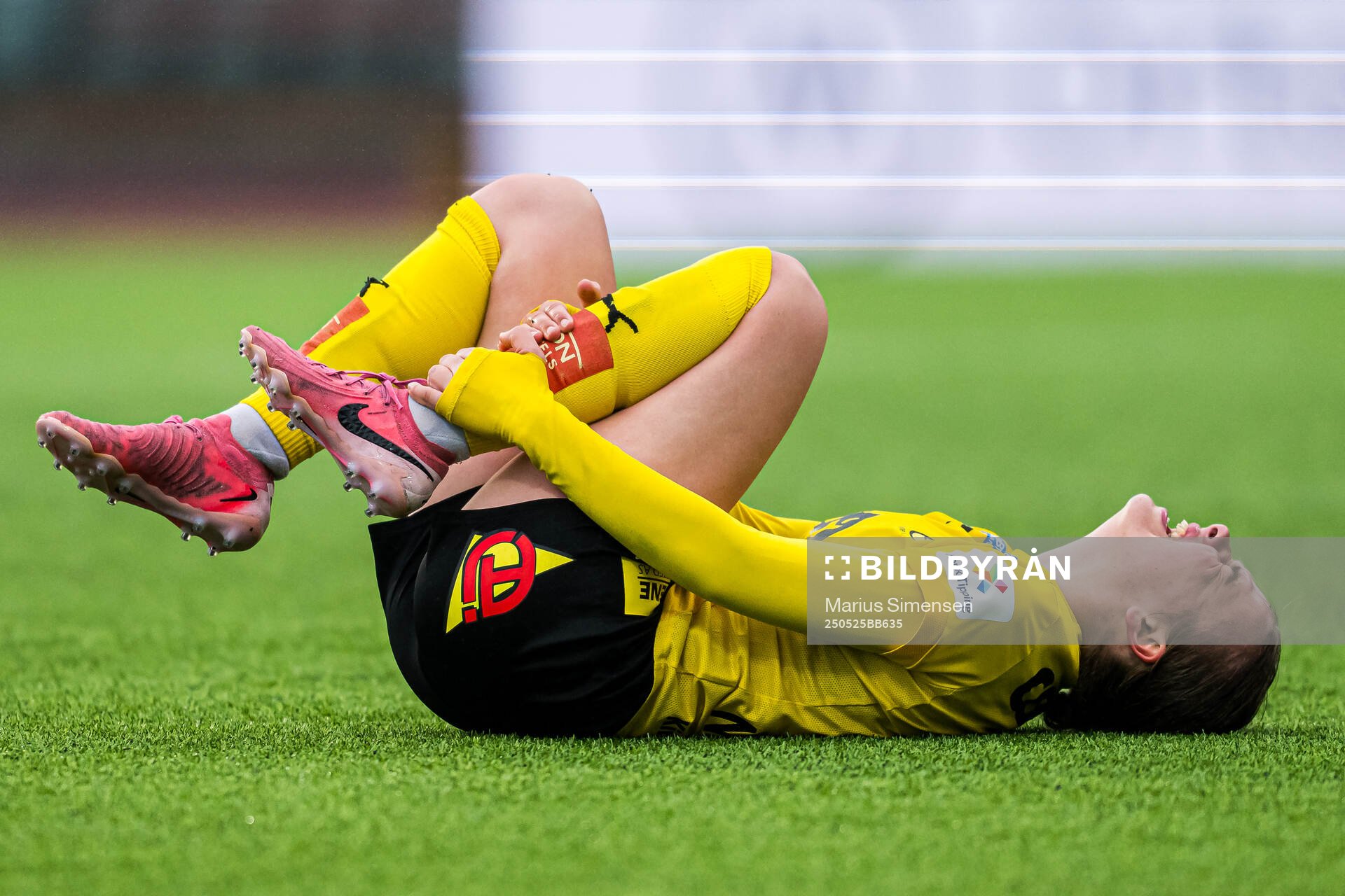 Mari Rosendal Nyhagen of LSK Kvinner with an injury during the Toppserien football match between Stabæk and LSK Kvinner on May 25, 2025 in Bekkestua.