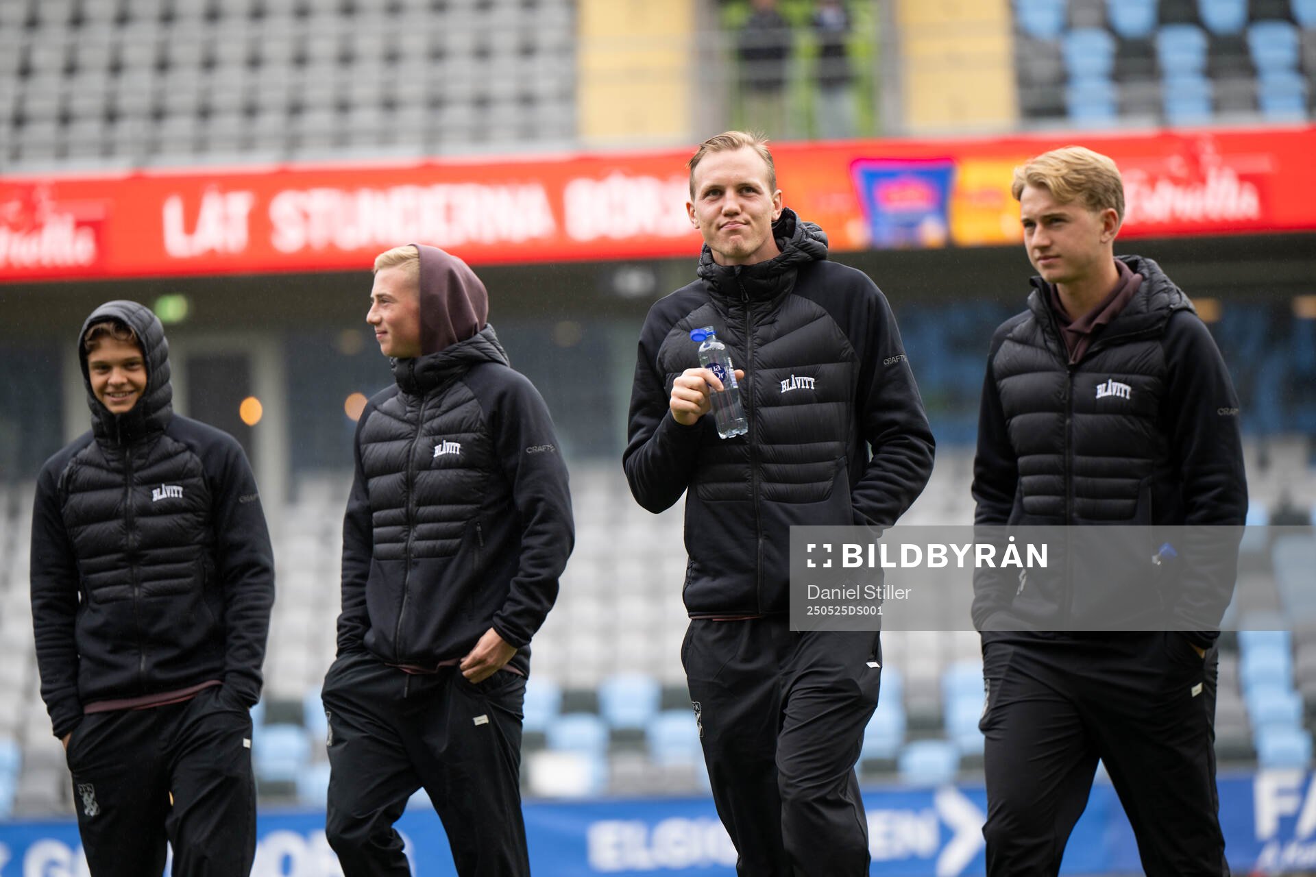 IFK Göteborgs Adam Carlén och Noah Tolf under fotbollsmatchen i Allsvenskan mellan IFK Göteborg och Malmö FF den 25 maj 2025 i Göteborg.