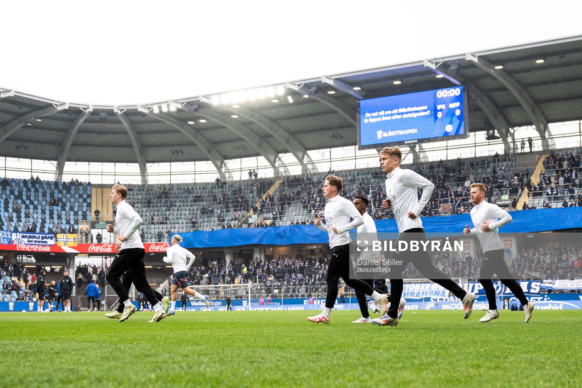 Malmös spelare springer in på arenan inför fotbollsmatchen i Allsvenskan mellan IFK Göteborg och Malmö FF den 25 maj 2025 i Göteborg.