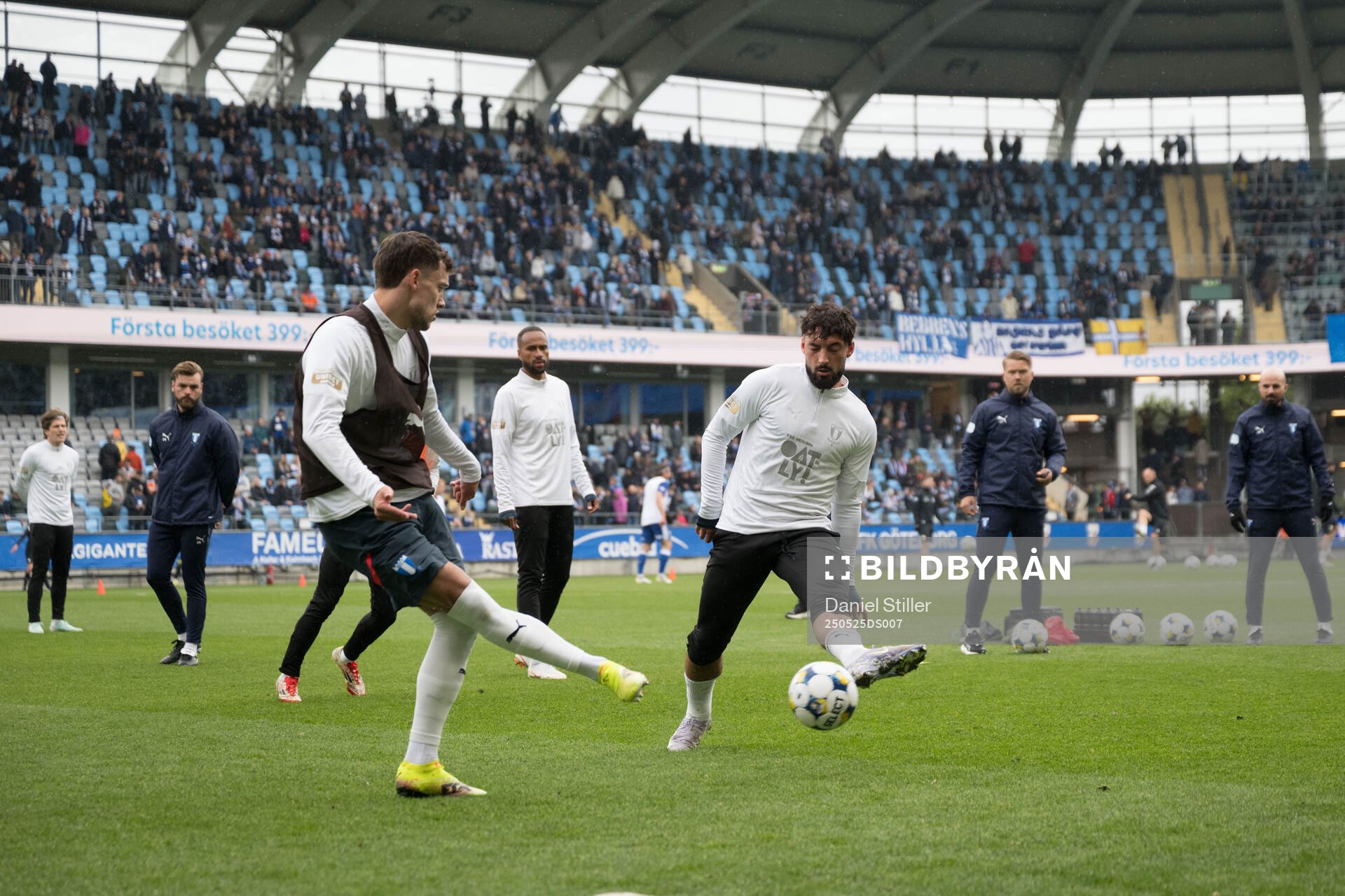 Malmö FF värmer upp inför fotbollsmatchen i Allsvenskan mellan IFK Göteborg och Malmö FF den 25 maj 2025 i Göteborg. 