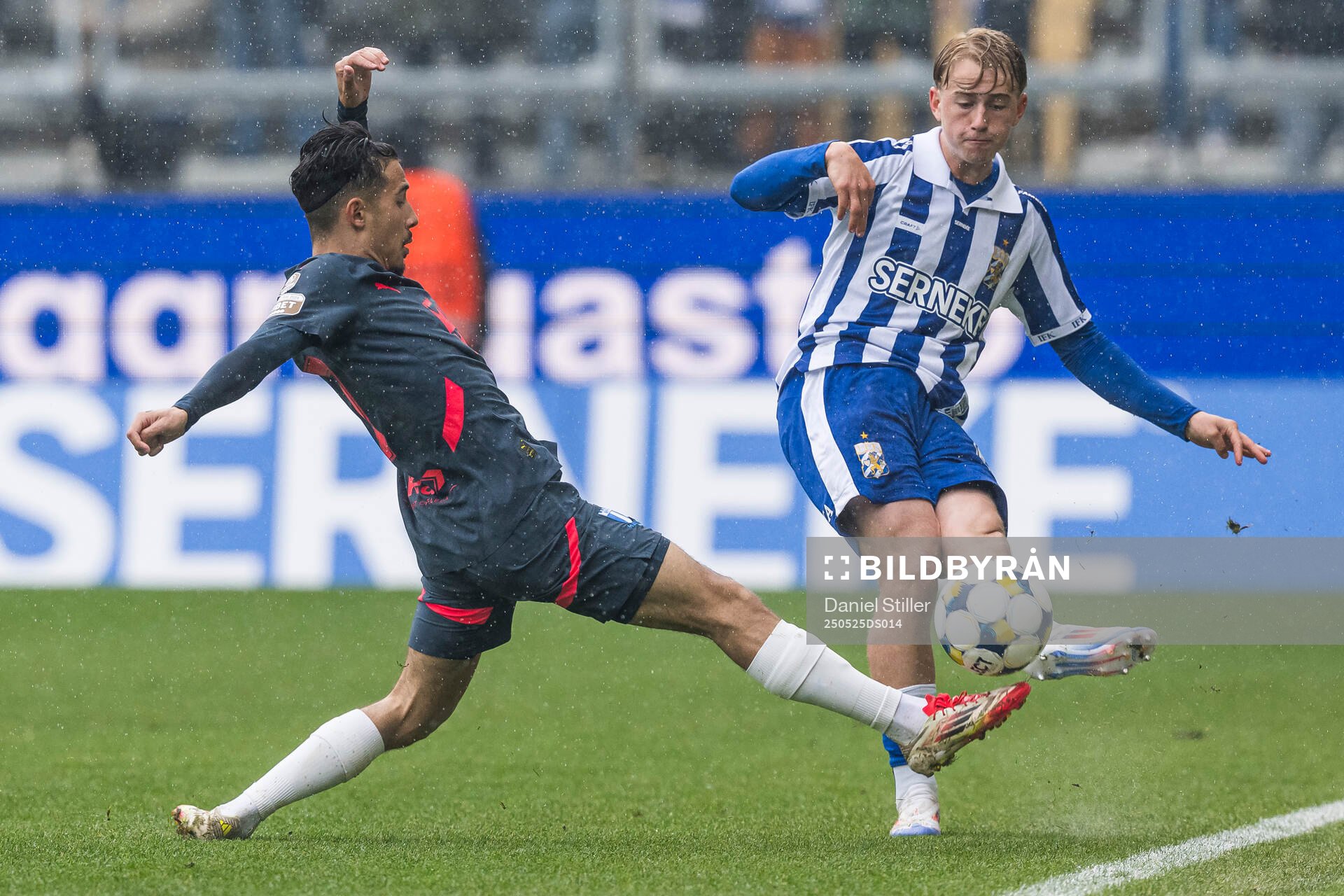 Malmö FFs Adrian Skogmar och IFK Göteborgs Noah Tolf under fotbollsmatchen i Allsvenskan mellan IFK Göteborg och Malmö FF den 25 maj 2025 i Göteborg.