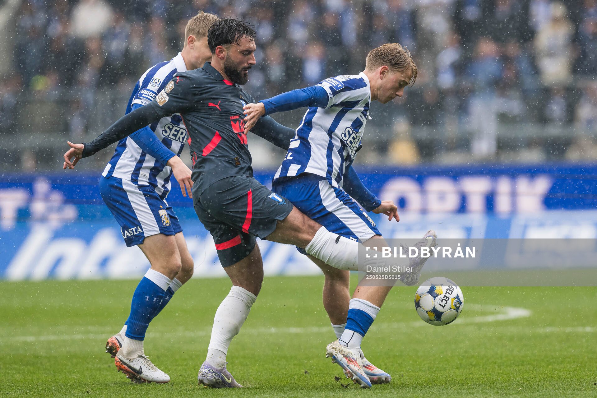 Malmö FFs Sead Haksabanovic och IFK Göteborgs Noah Tolf under fotbollsmatchen i Allsvenskan mellan IFK Göteborg och Malmö FF den 25 maj 2025 i Göteborg.