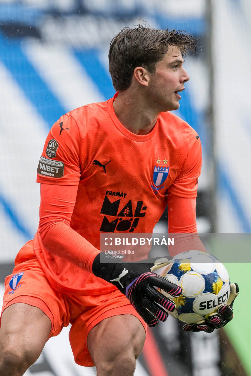 Malmö FFs målvakt Melker Ellborg under fotbollsmatchen i Allsvenskan mellan IFK Göteborg och Malmö FF den 25 maj 2025 i Göteborg. 