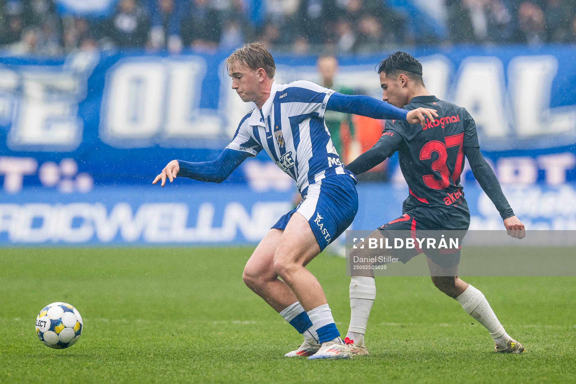 IFK Göteborgs Noah Tolf och Malmö FFs Adrian Skogmar under fotbollsmatchen i Allsvenskan mellan IFK Göteborg och Malmö FF den 25 maj 2025 i Göteborg.