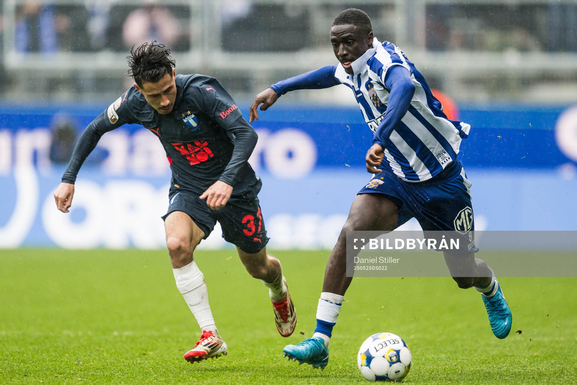 Malmö FFs Adrian Skogmar och IFK Göteborgs Imam Jagne under fotbollsmatchen i Allsvenskan mellan IFK Göteborg och Malmö FF den 25 maj 2025 i Göteborg.