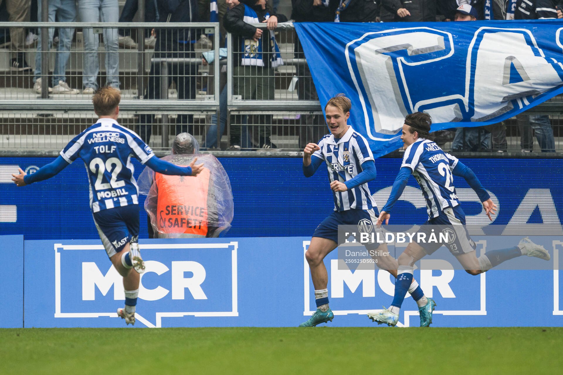 IFK Göteborgs Noah Tolf och Max Fenger jublar med Kolbeinn Thordarson efter 1-0 under fotbollsmatchen i Allsvenskan mellan IFK Göteborg och Malmö FF den 25 maj 2025 i Göteborg.