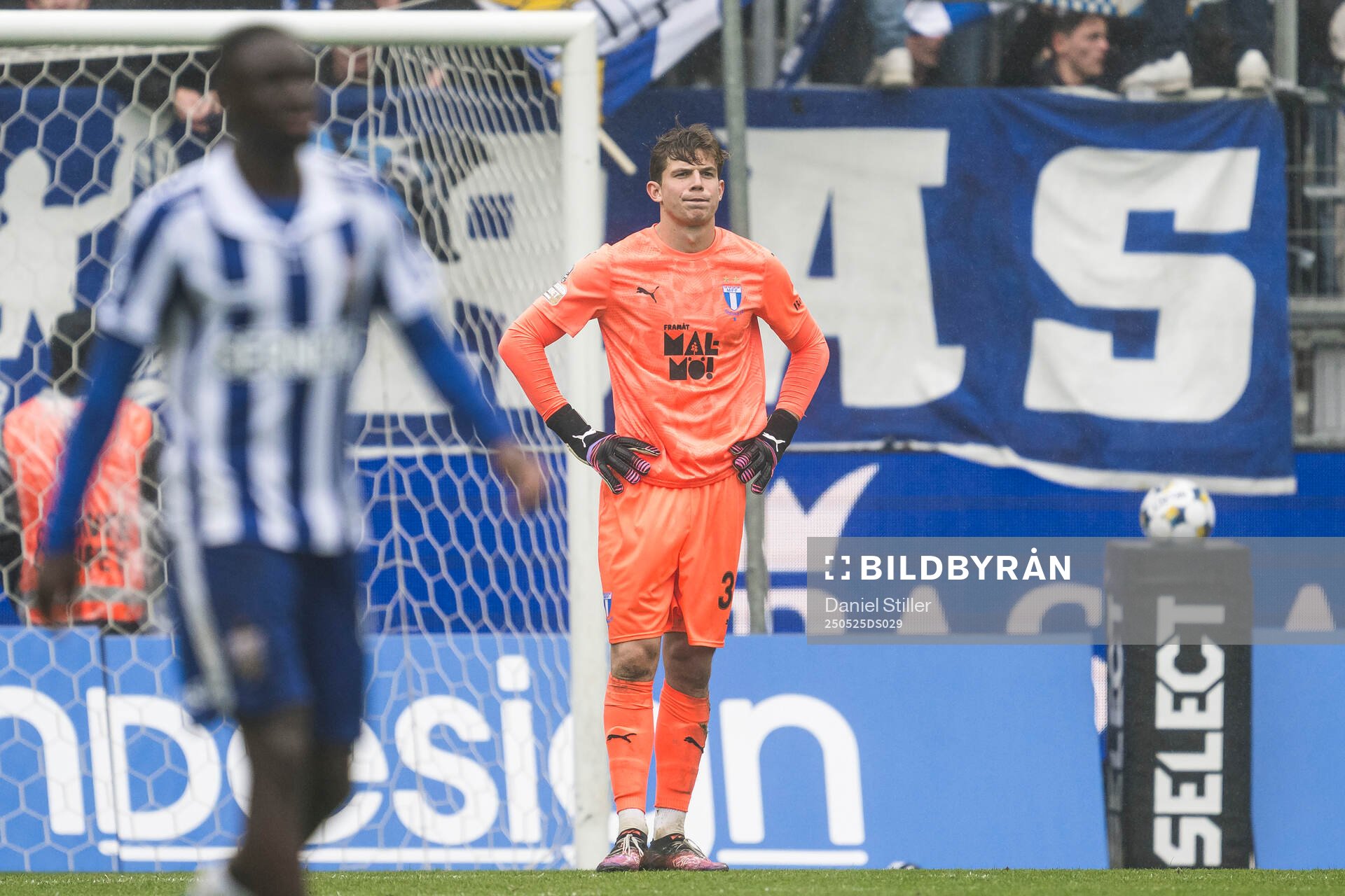 Malmö FFs målvakt Melker Ellborg deppar