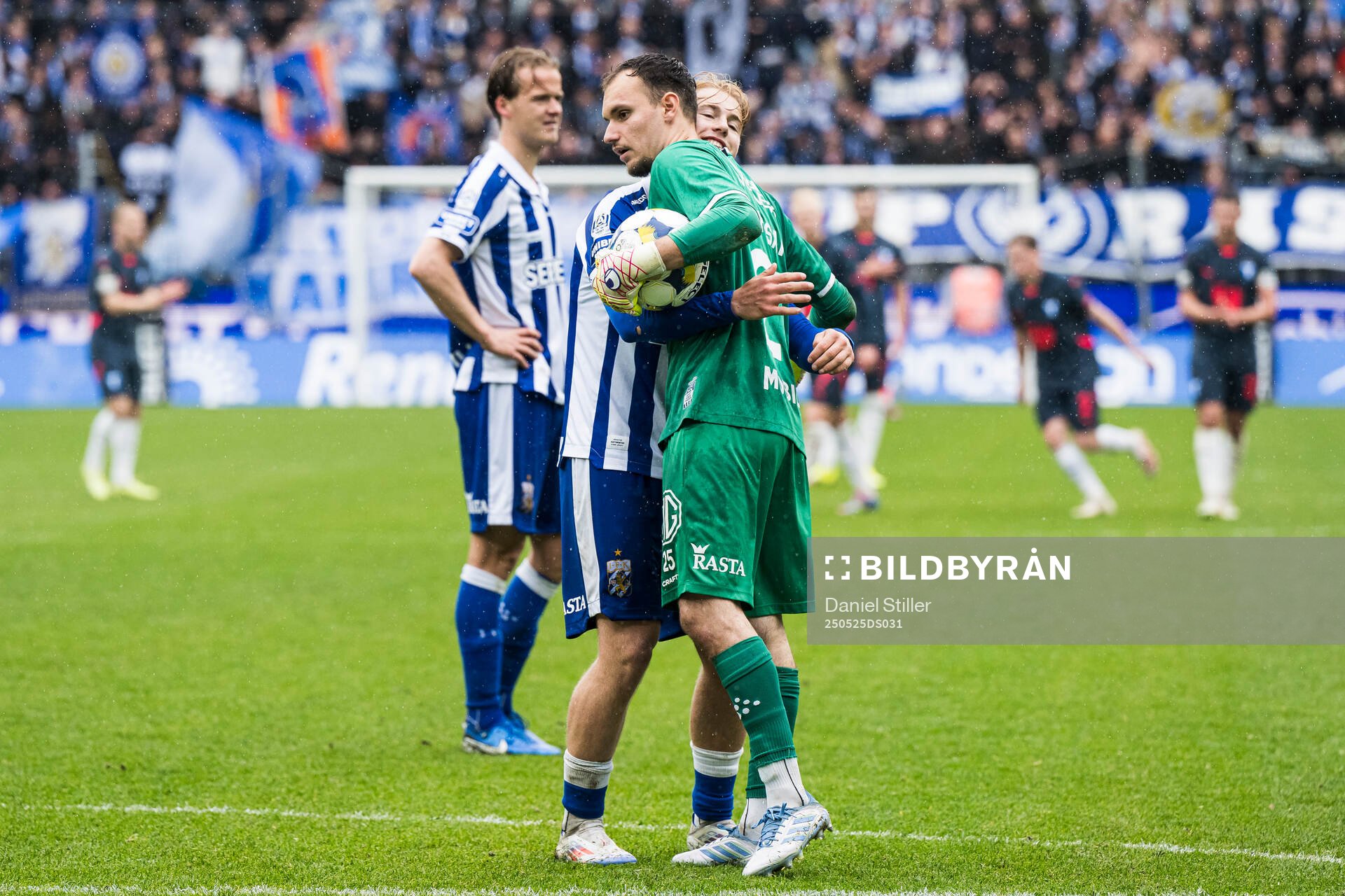 IFK Göteborgs målvakt Elis Bishesari jublar efter straffräddning under fotbollsmatchen i Allsvenskan mellan IFK Göteborg och Malmö FF den 25 maj 2025 i Göteborg.