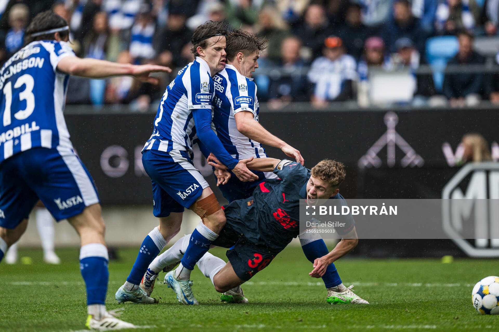 IFK Göteborgs Kolbeinn Thordarson och Malmö FFs Hugo Bolin under fotbollsmatchen i Allsvenskan mellan IFK Göteborg och Malmö FF den 25 maj 2025 i Göteborg.
