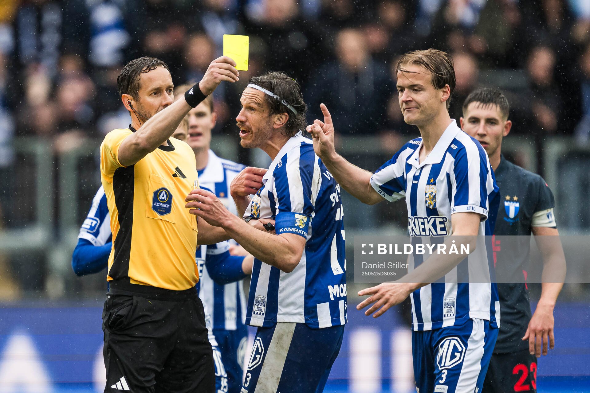 Domare Victor Wolf ger gult kort till IFK Göteborgs August Erlingmark under fotbollsmatchen i Allsvenskan mellan IFK Göteborg och Malmö FF den 25 maj 2025 i Göteborg.