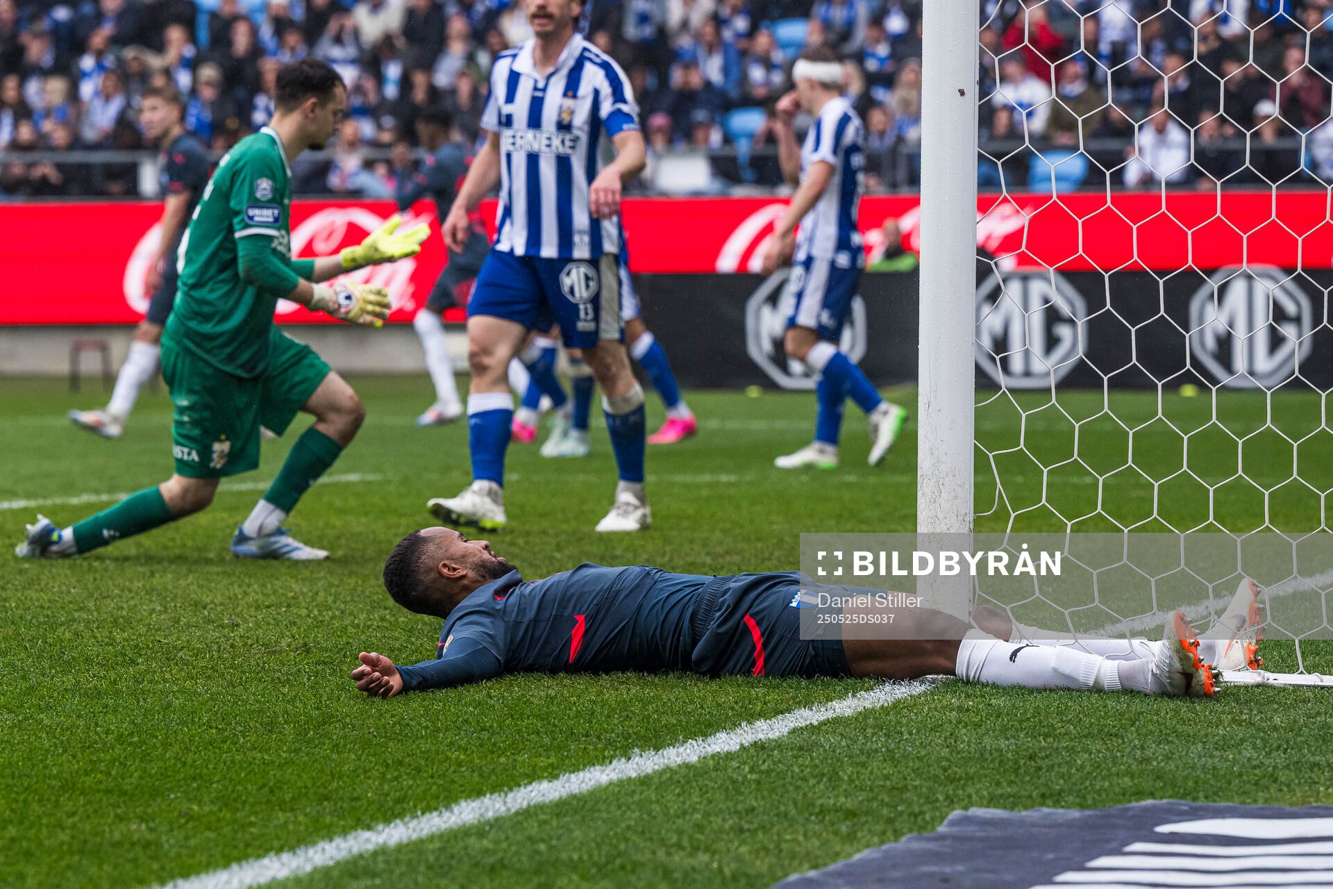 Malmö FFs Isaac Kiese Thelin deppar