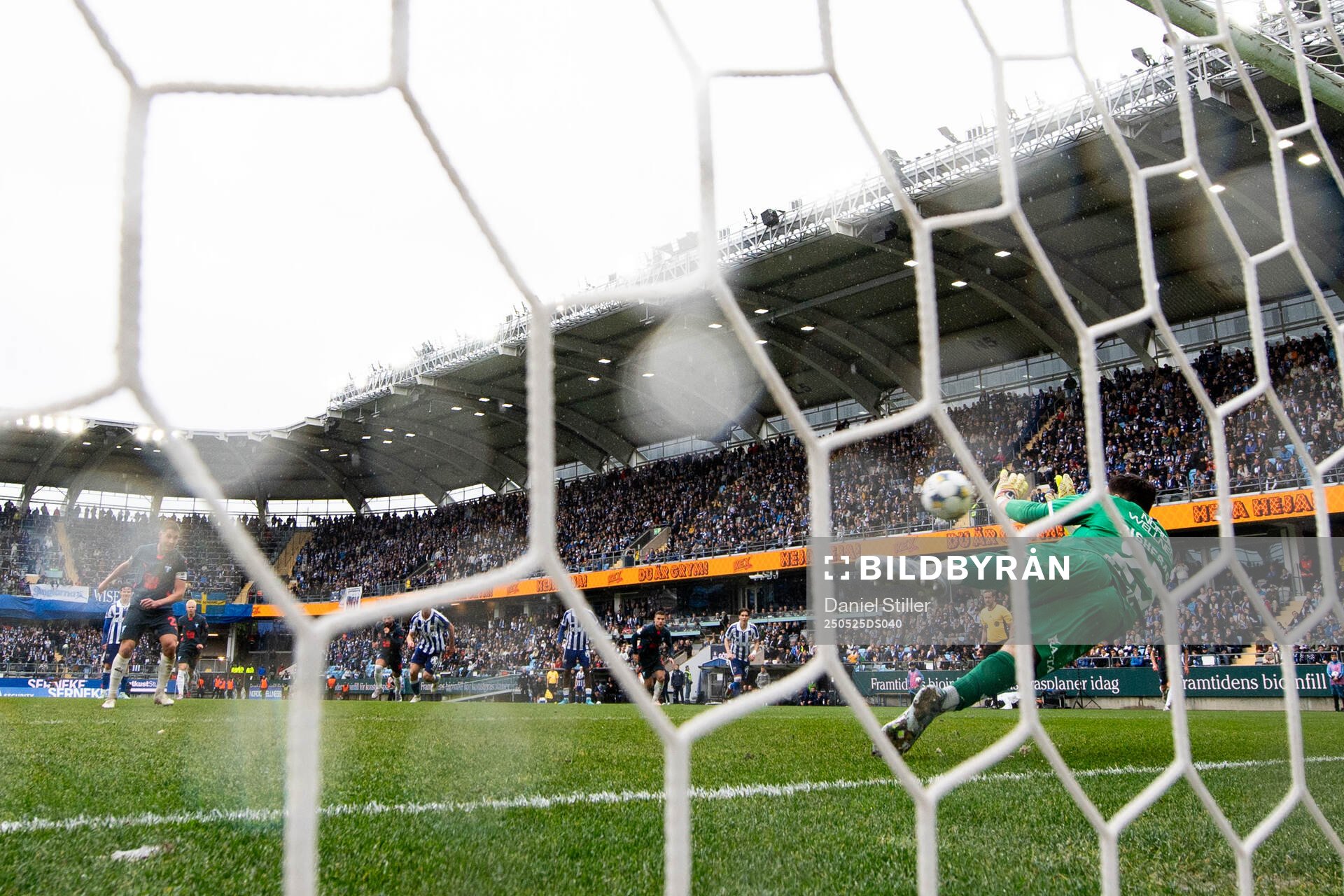 IFK Göteborgs målvakt Elis Bishesari räddar straff under fotbollsmatchen i Allsvenskan mellan IFK Göteborg och Malmö FF den 25 maj 2025 i Göteborg.