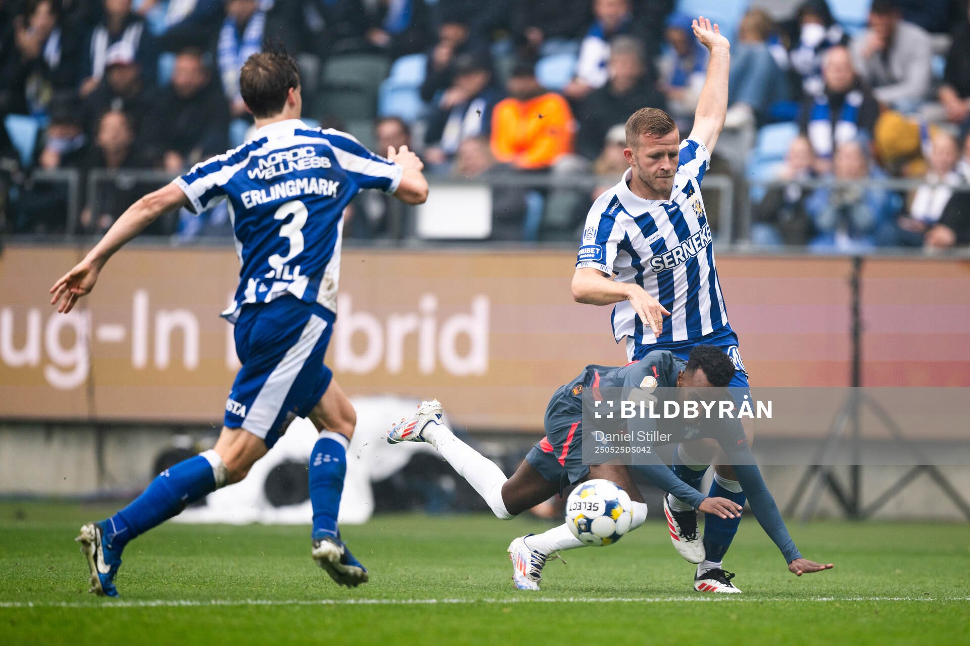 Malmö FFs Taha Ali och IFK Göteborgs Jonas Bager under fotbollsmatchen i Allsvenskan mellan IFK Göteborg och Malmö FF den 25 maj 2025 i Göteborg.
