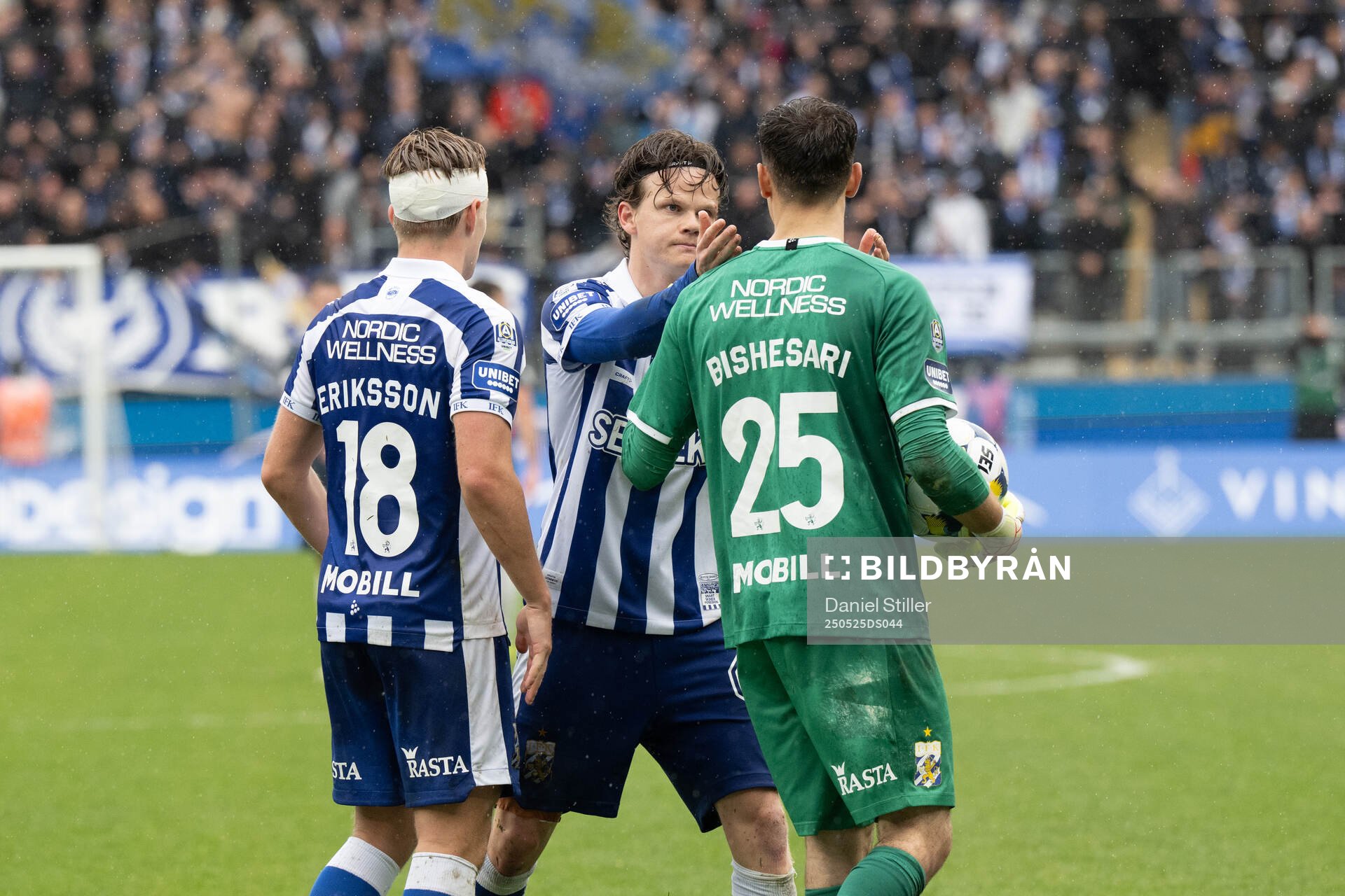 IFK Göteborgs Kolbeinn Thordarson klappar om målvakt Elis Bishesari under fotbollsmatchen i Allsvenskan mellan IFK Göteborg och Malmö FF den 25 maj 2025 i Göteborg.