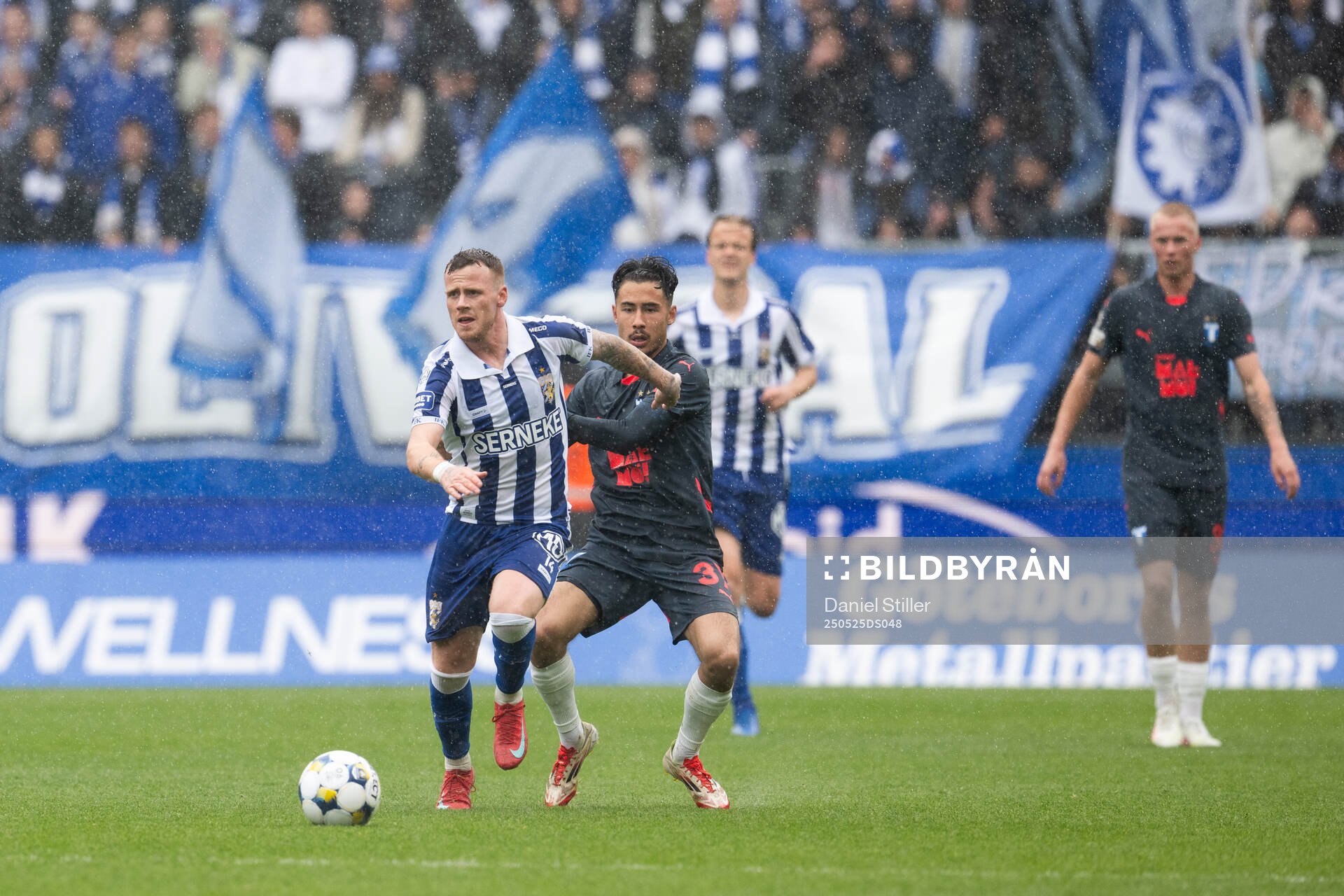 IFK Göteborgs Tobias Heintz och Malmö FFs Adrian Skogmar under fotbollsmatchen i Allsvenskan mellan IFK Göteborg och Malmö FF den 25 maj 2025 i Göteborg.