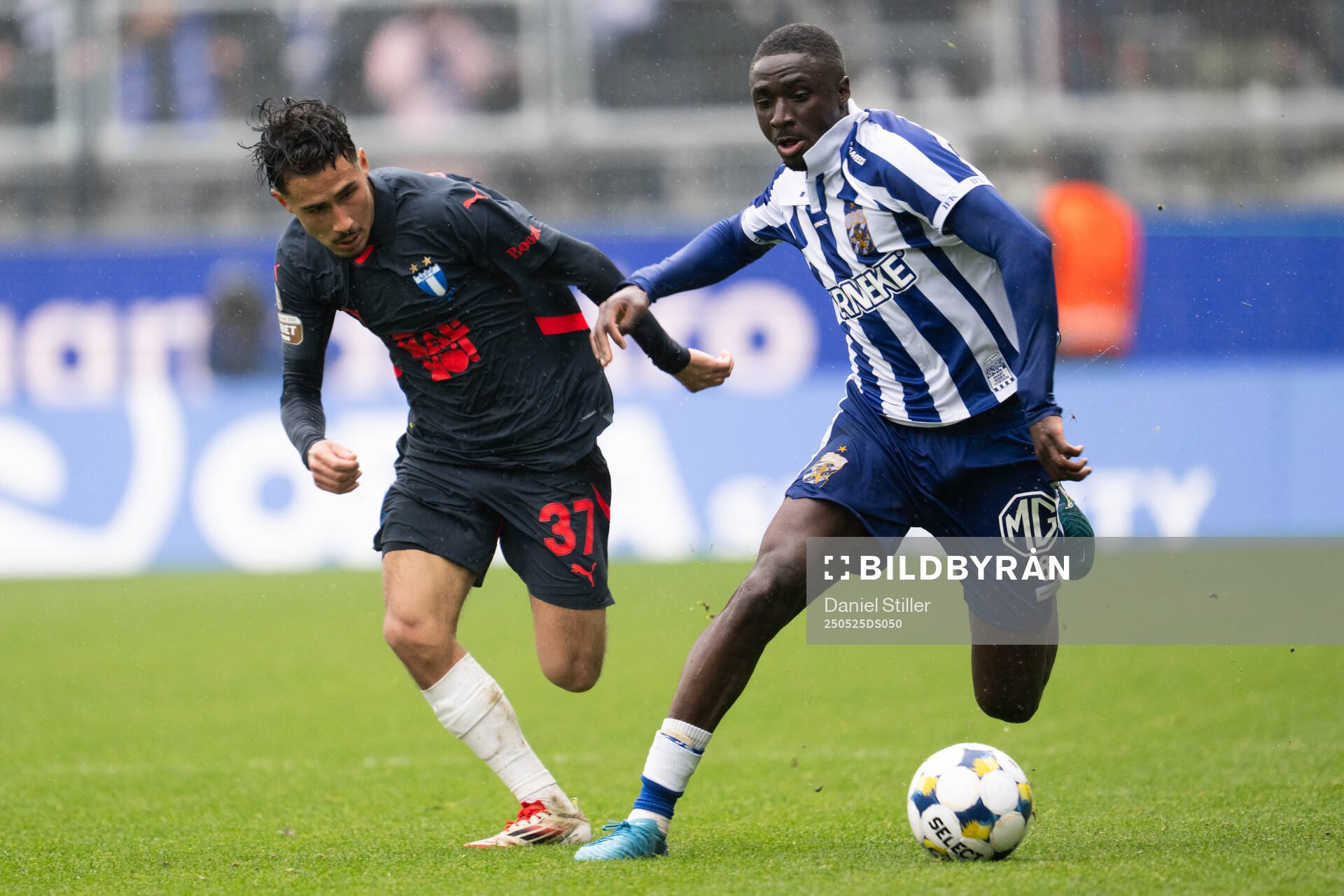 Malmö FFs Adrian Skogmar och IFK Göteborgs Imam Jagne under fotbollsmatchen i Allsvenskan mellan IFK Göteborg och Malmö FF den 25 maj 2025 i Göteborg.