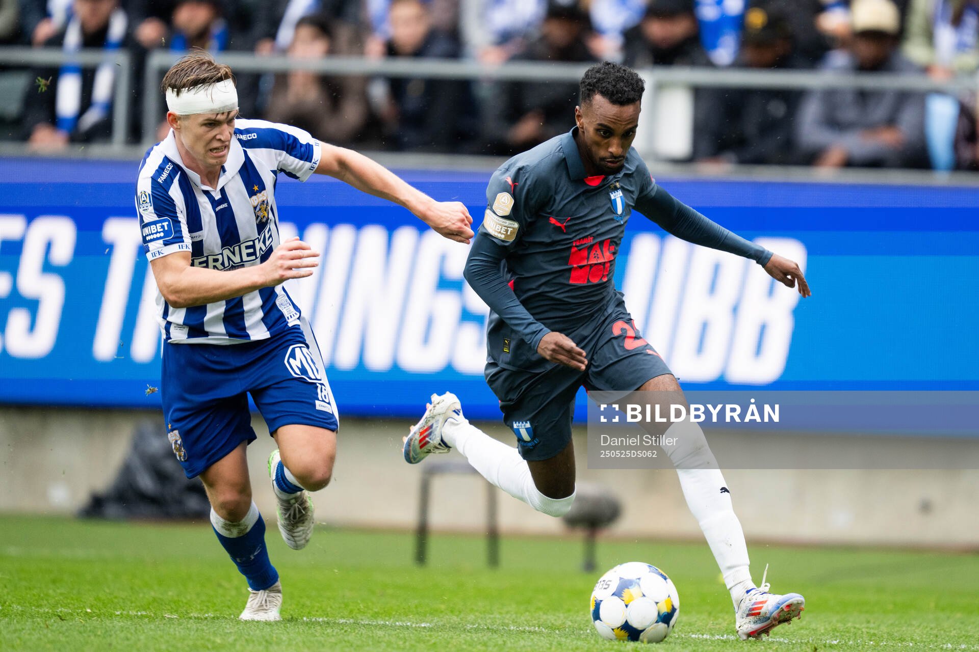 IFK Göteborgs Felix Eriksson och Malmö FFs Taha Ali under fotbollsmatchen i Allsvenskan mellan IFK Göteborg och Malmö FF den 25 maj 2025 i Göteborg.