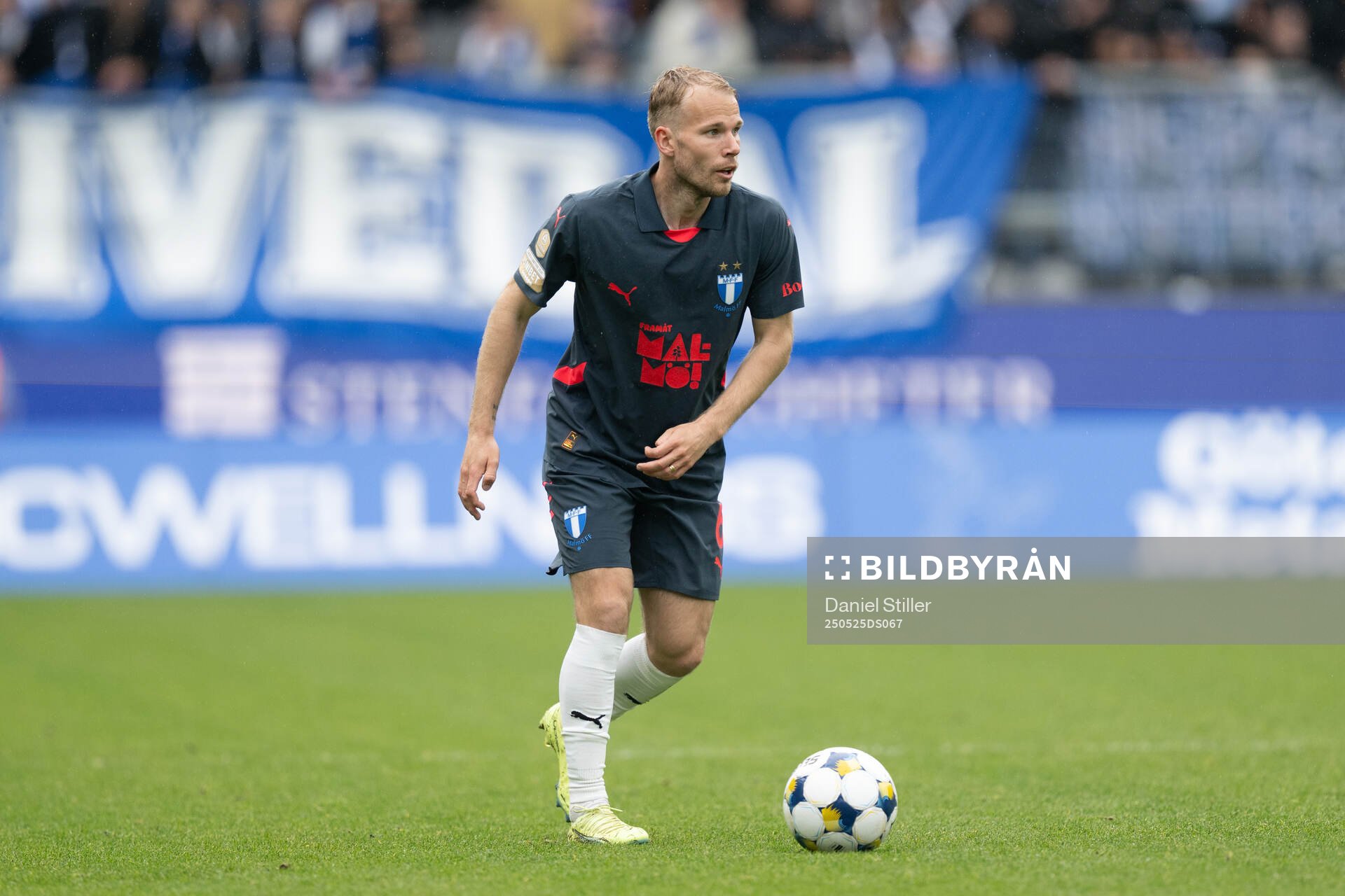 Malmö FFs Oscar Lewicki under fotbollsmatchen i Allsvenskan mellan IFK Göteborg och Malmö FF den 25 maj 2025 i Göteborg. 