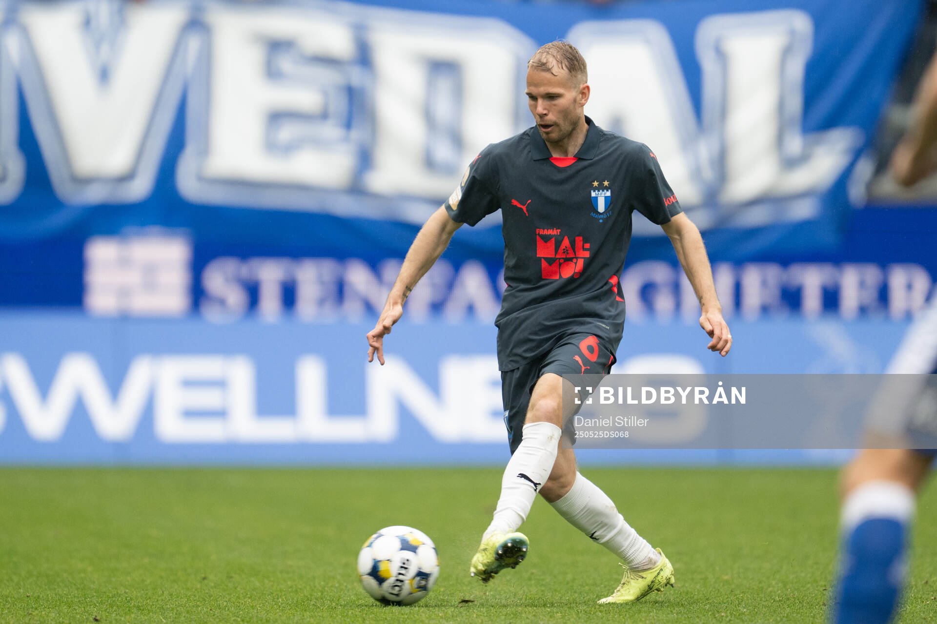 Malmö FFs Oscar Lewicki under fotbollsmatchen i Allsvenskan mellan IFK Göteborg och Malmö FF den 25 maj 2025 i Göteborg. 