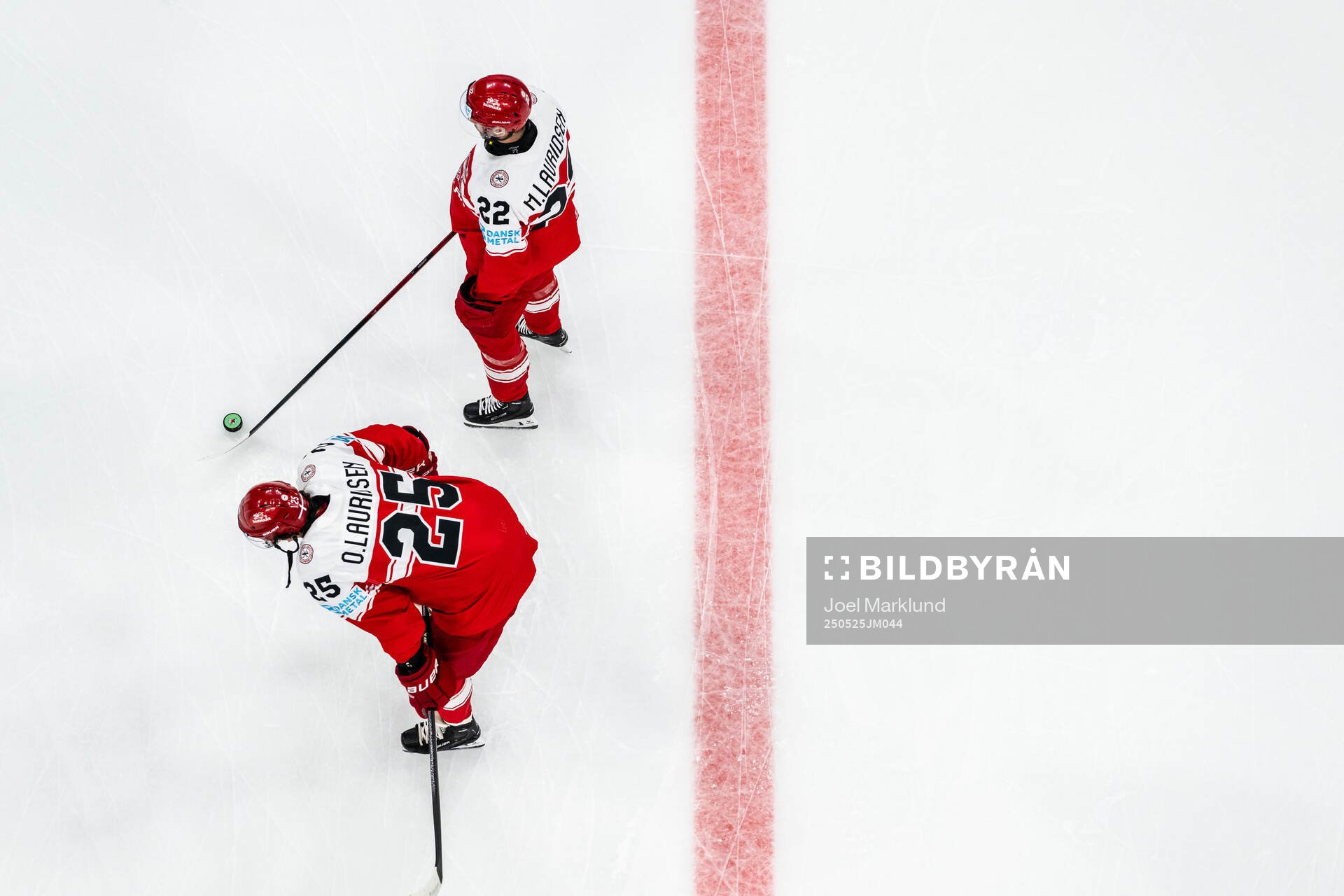 Oliver Lauridsen and Markus Lauridsen of Denmark at warm-up