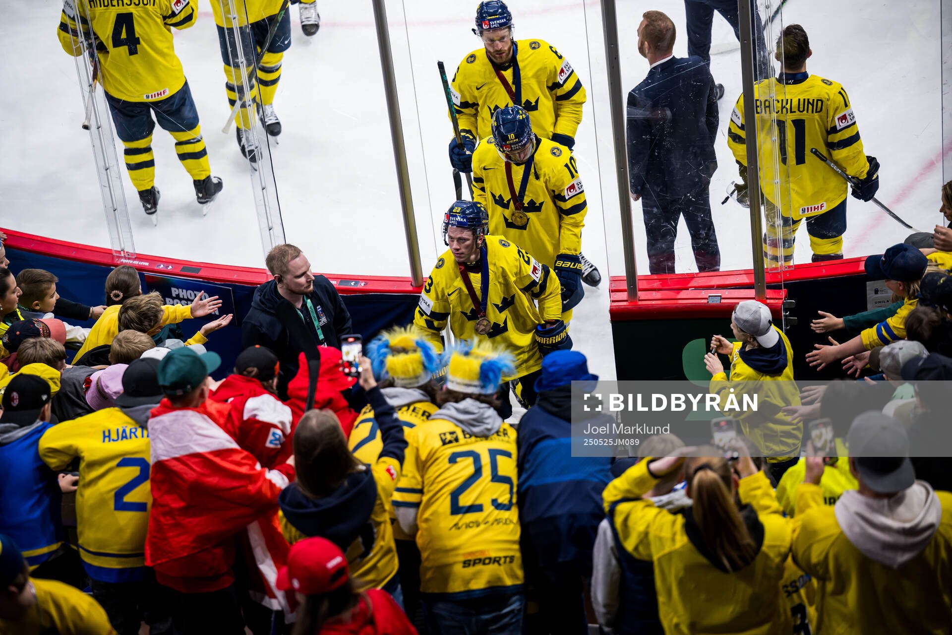 Lucas Raymond and Alexander Wennberg of Sweden with their