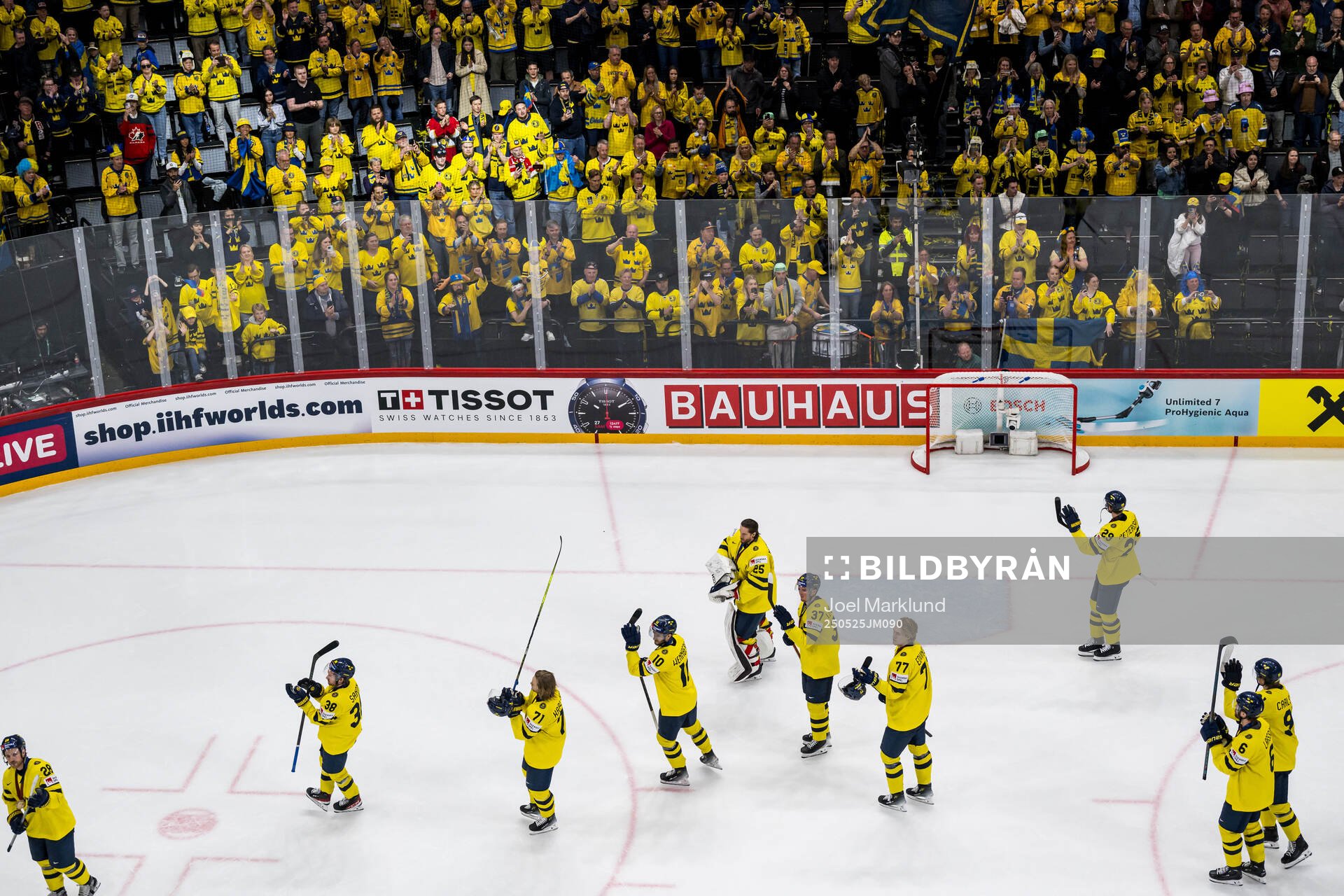 Players of Sweden recognize the spectators