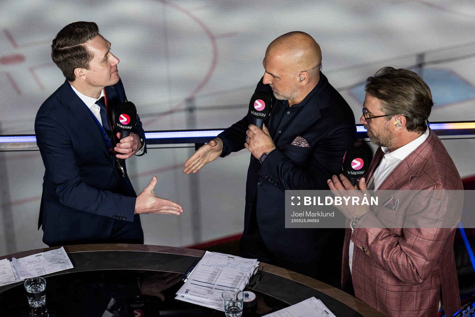 Head coach Sam Hallam of Sweden shake hands with Erik