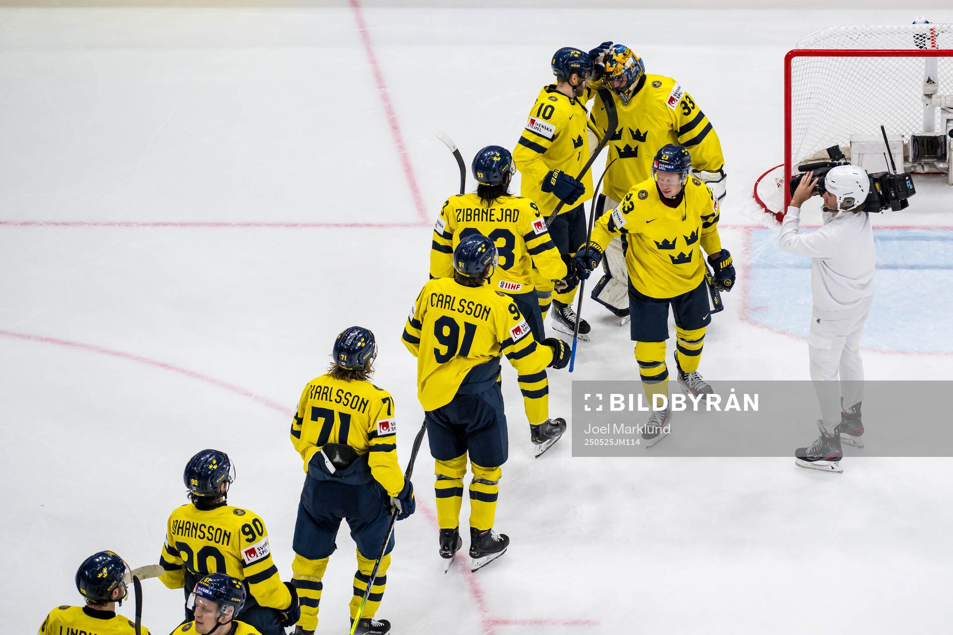 Alexander Wennberg and goaltender Samuel Ersson of Sweden