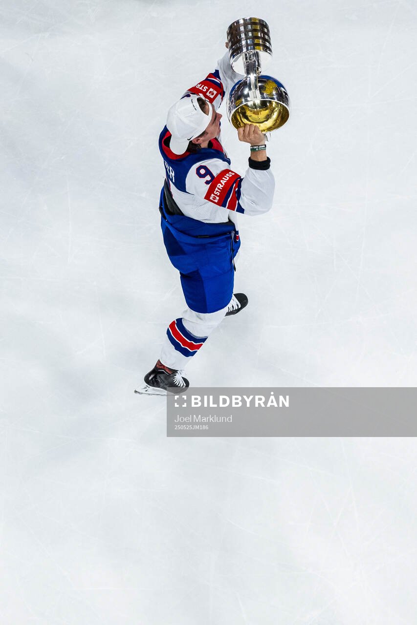 Clayton Keller of USA hoists the winner’s trophy