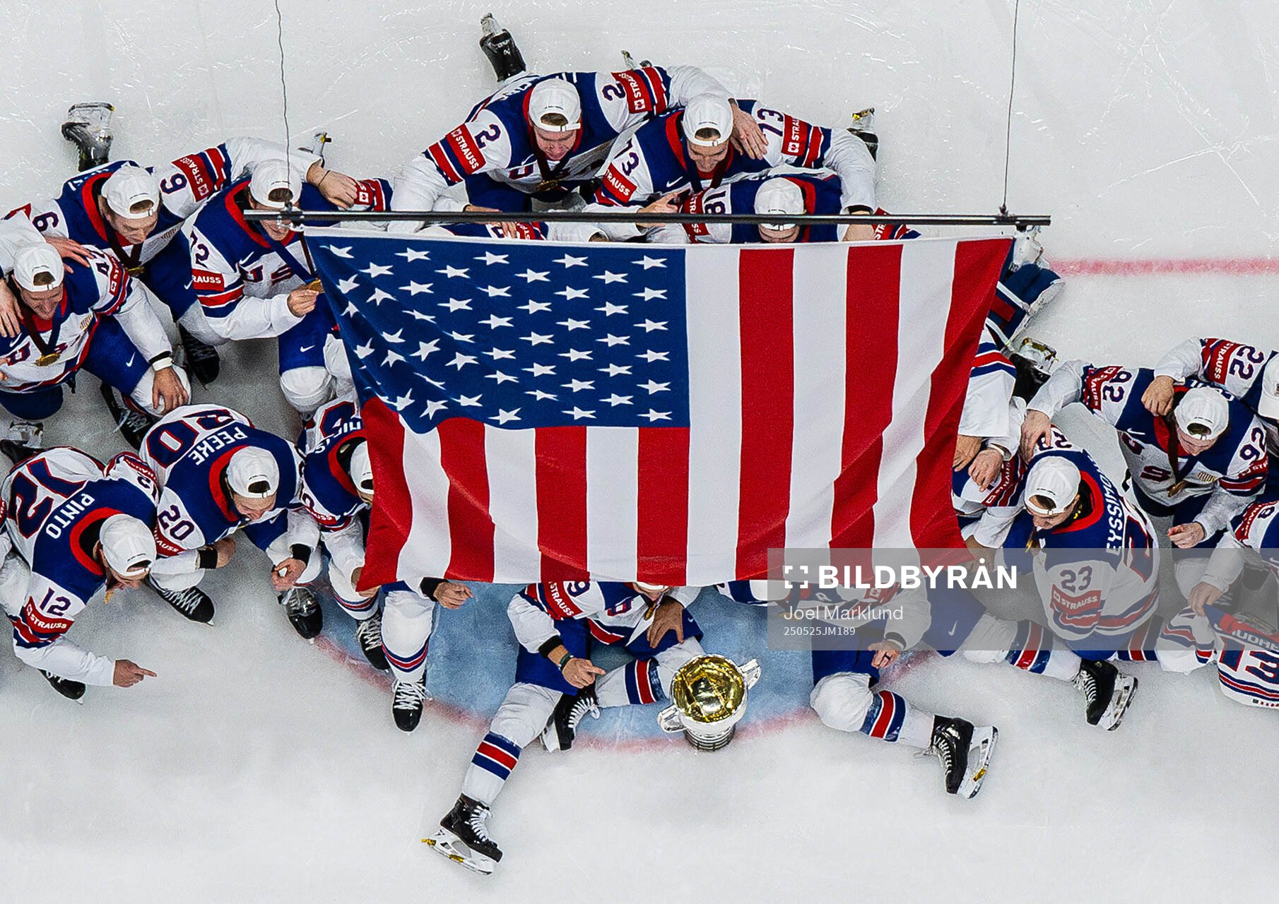 Players of USA celebrate with the winner’s trophy