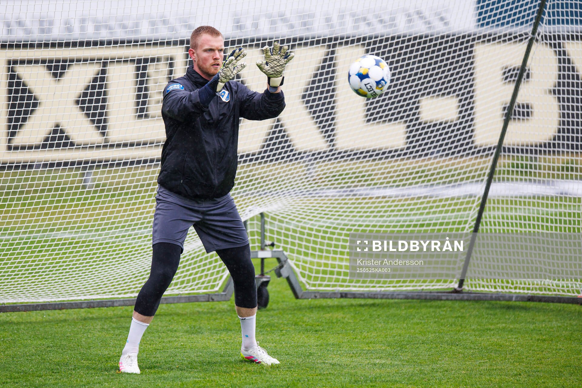 Halmstads målvakt Tim Erlandsson inför fotbollsmatchen i Allsvenskan mellan Halmstad och Elfsborg den 25 maj 2025 i Halmstad. 
