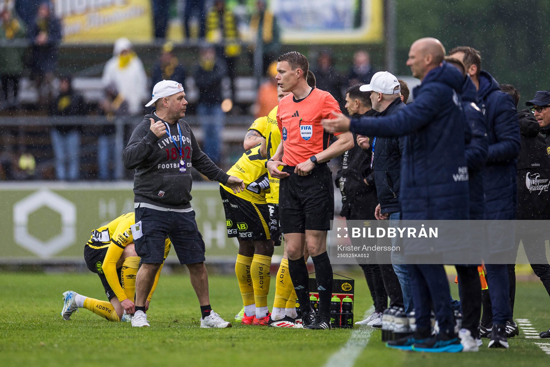 Domare Oscar Johnson efter att han har stoppat matchen på grund av inkastade föremål under fotbollsmatchen i Allsvenskan mellan Halmstad och Elfsborg den 25 maj 2025 i Halmstad.