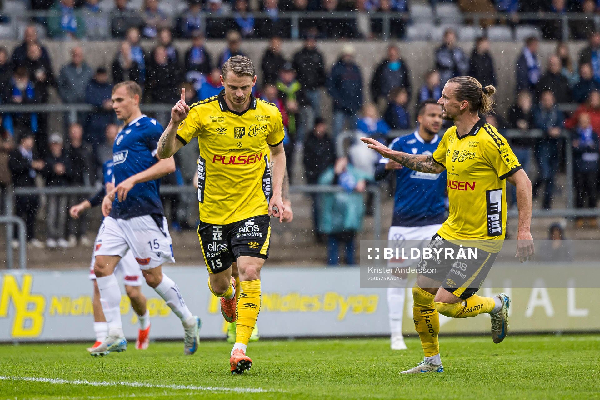 Elfsborgs Simon Hedlund jublar efter 0-1 under fotbollsmatchen i Allsvenskan mellan Halmstad och Elfsborg den 25 maj 2025 i Halmstad. 