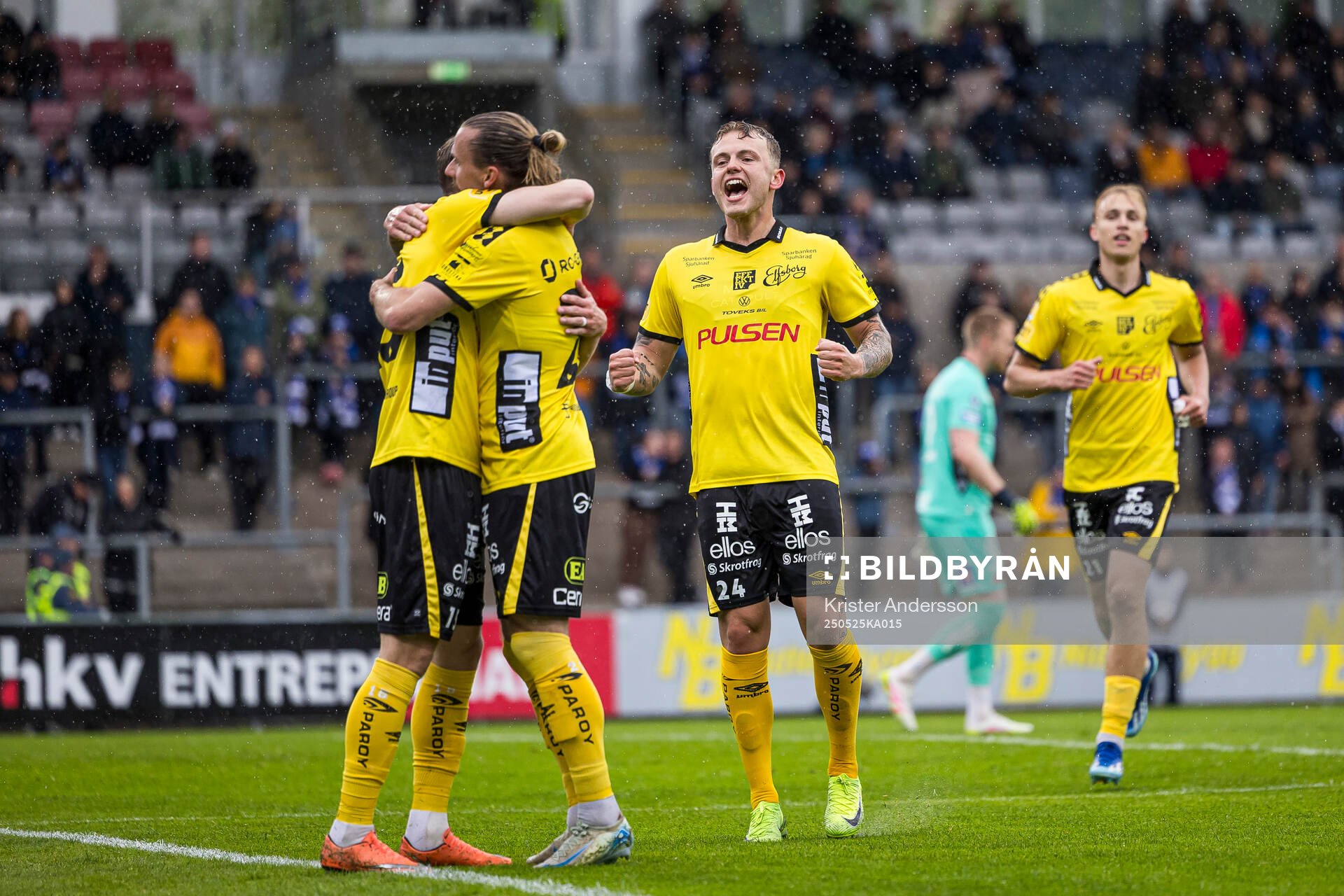 Elfsborgs Simon Hedlund jublar tillsammans med lagkamrater efter 0-1 under fotbollsmatchen i Allsvenskan mellan Halmstad och Elfsborg den 25 maj 2025 i Halmstad.