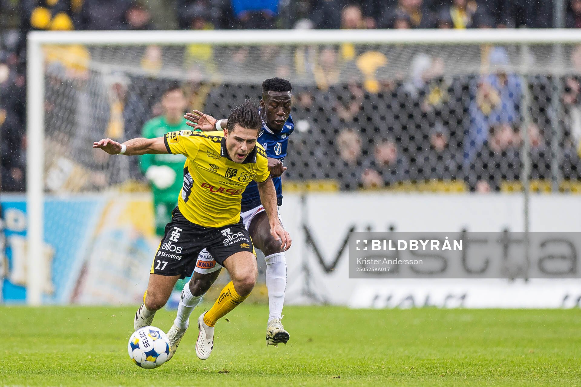 Elfsborgs Besfort Zeneli och Halmstads Naeem Mohammed under fotbollsmatchen i Allsvenskan mellan Halmstad och Elfsborg den 25 maj 2025 i Halmstad.